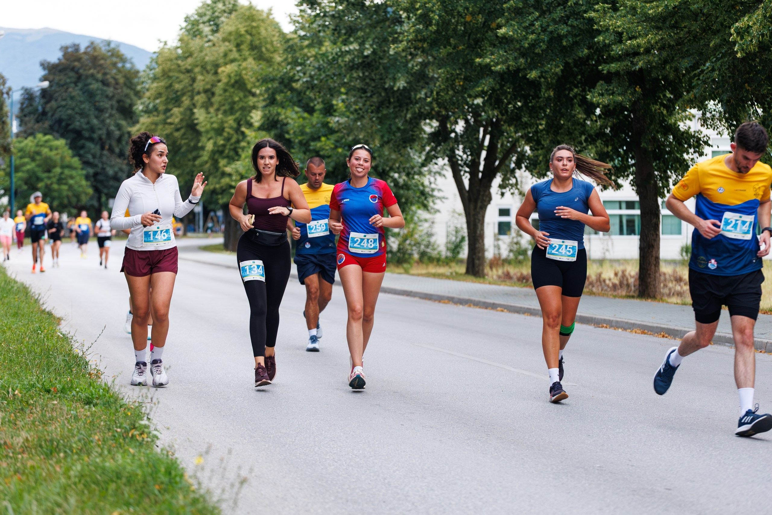 5K Hadžići okupio je rekreativce, profesionalne sportiste i najmlađe učesnike u događaju koji promoviše zdrav život, zajedništvo i sportski duh. Galerija prikazuje najljepše trenutke utrke kroz profesionalnu sportsku fotografiju.