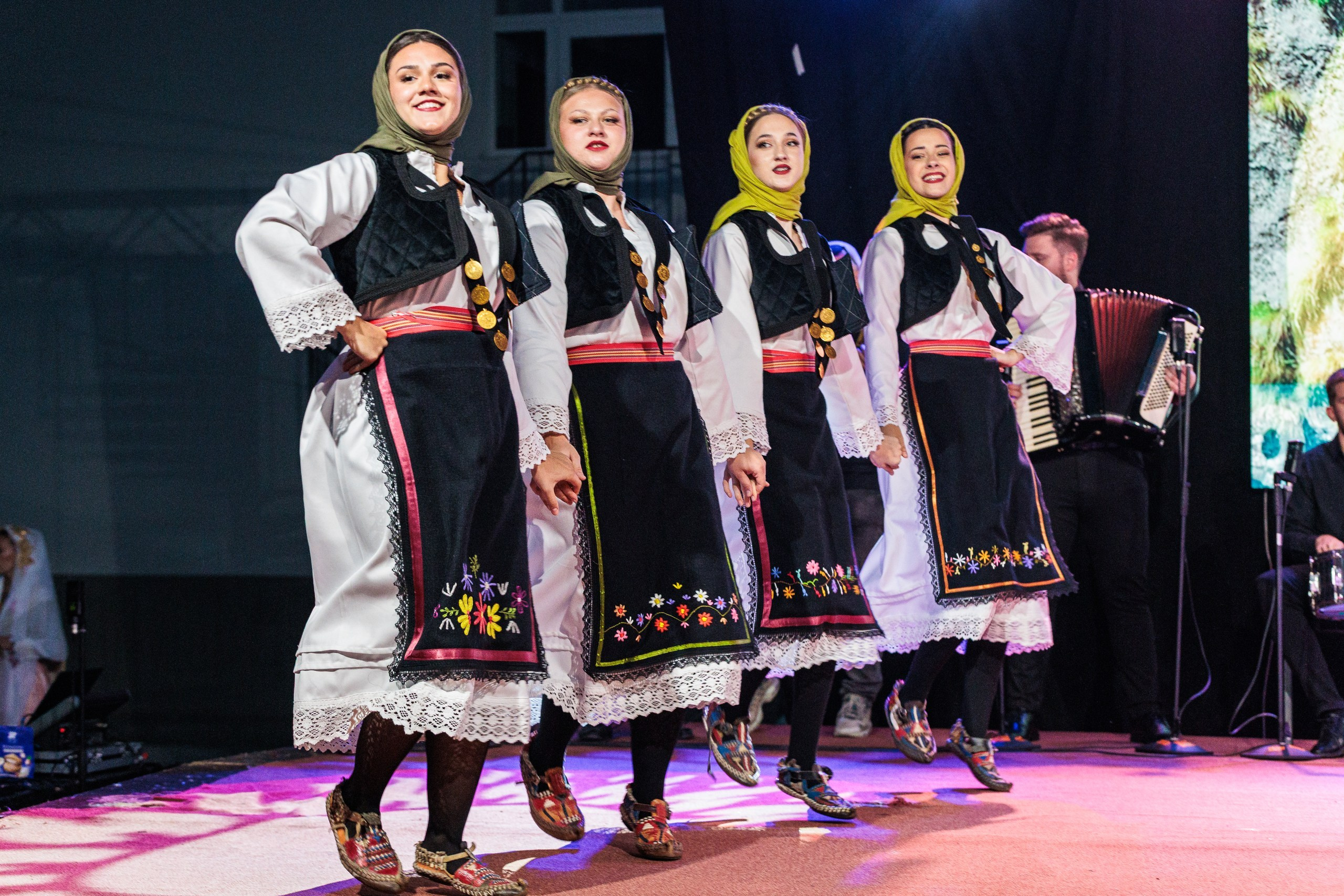 Tradicionalni folklorni ples na Internacionalnom festivalu folklora u Tarčinu