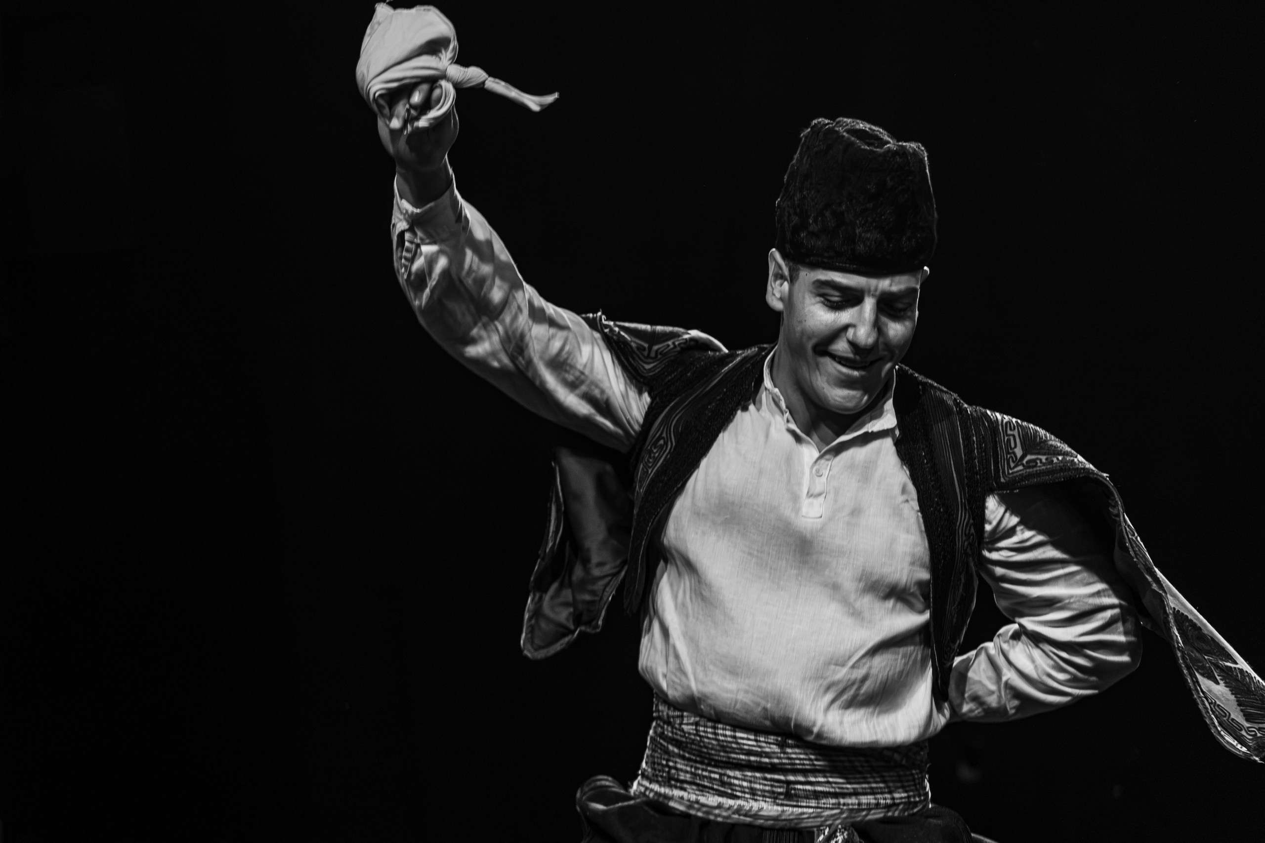 Crno-bijela fotografija folklornih izvođačica u tradicionalnim narodnim nošnjama – umjetnička, dokumentarna i fotografija kulturne baštine.