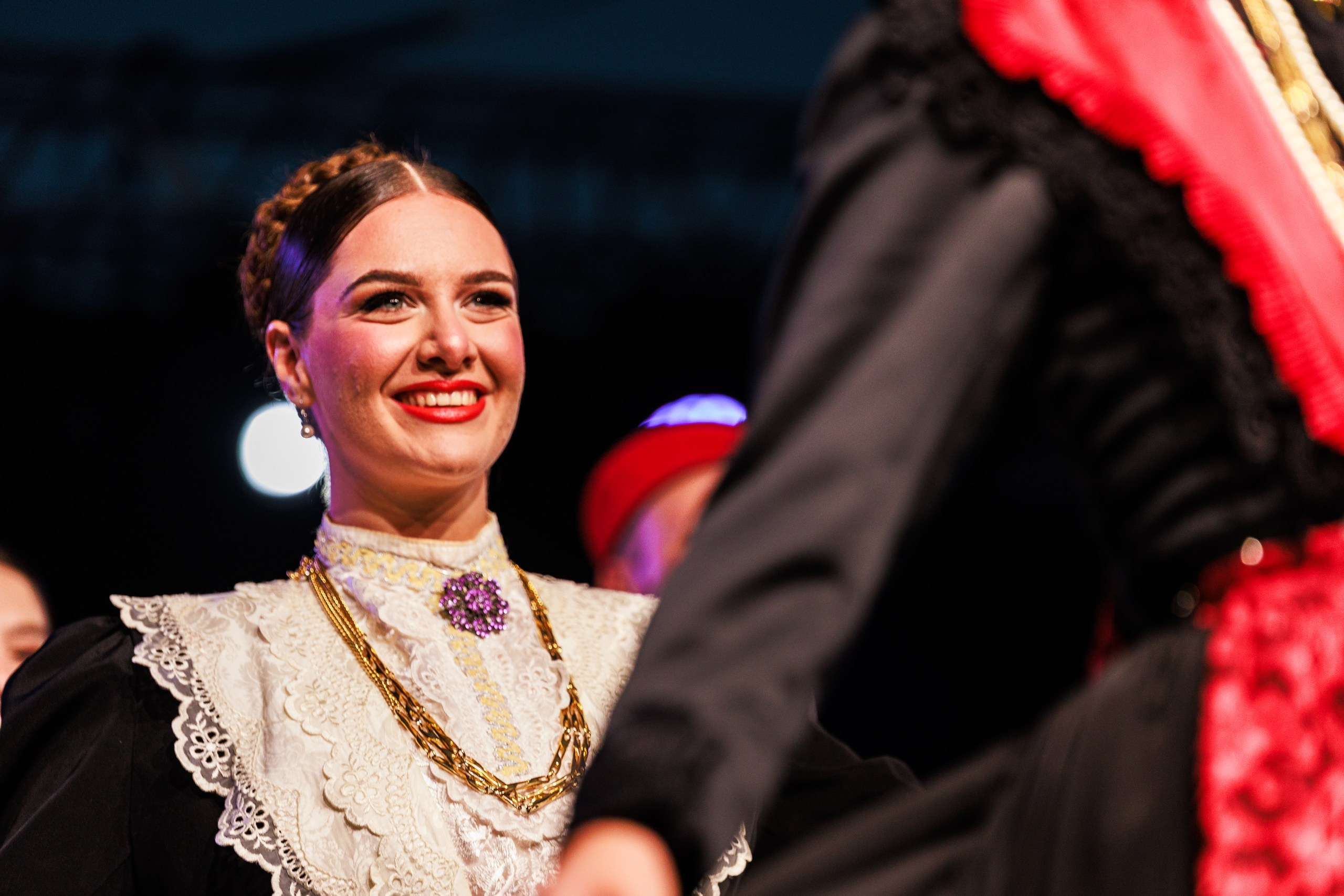 Fotografija kulturnog događaja u Sarajevu autora Namira Čomage – profesionalna event, dokumentarna i kulturno-baštinska fotografija folklora, tradicionalnog plesa i narodnih nošnji.