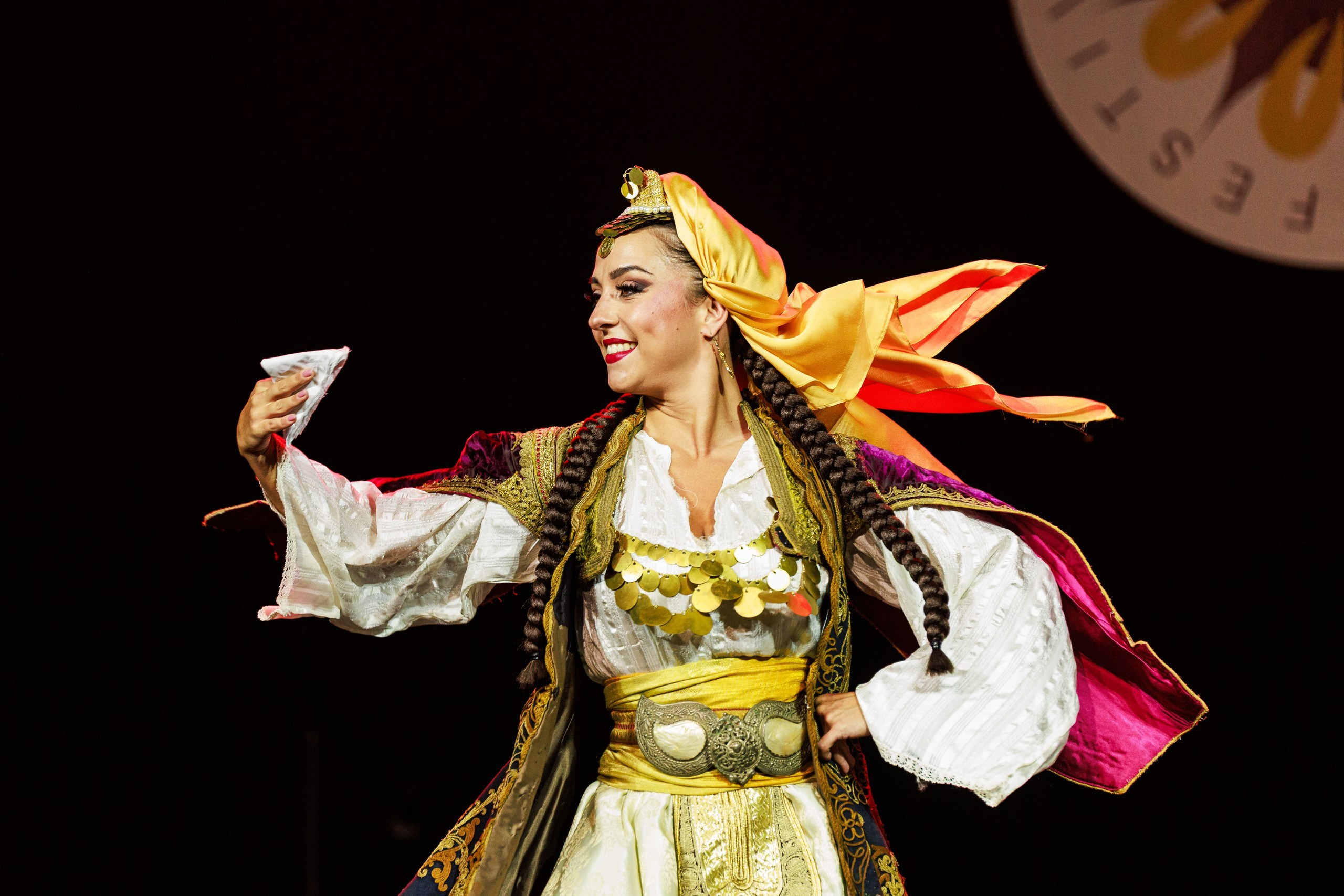 Fotografija folklornog plesa u pokretu na Festivalu folklora Sarajevo 2026 – dinamična event fotografija i fotografija kulturnog događaja.