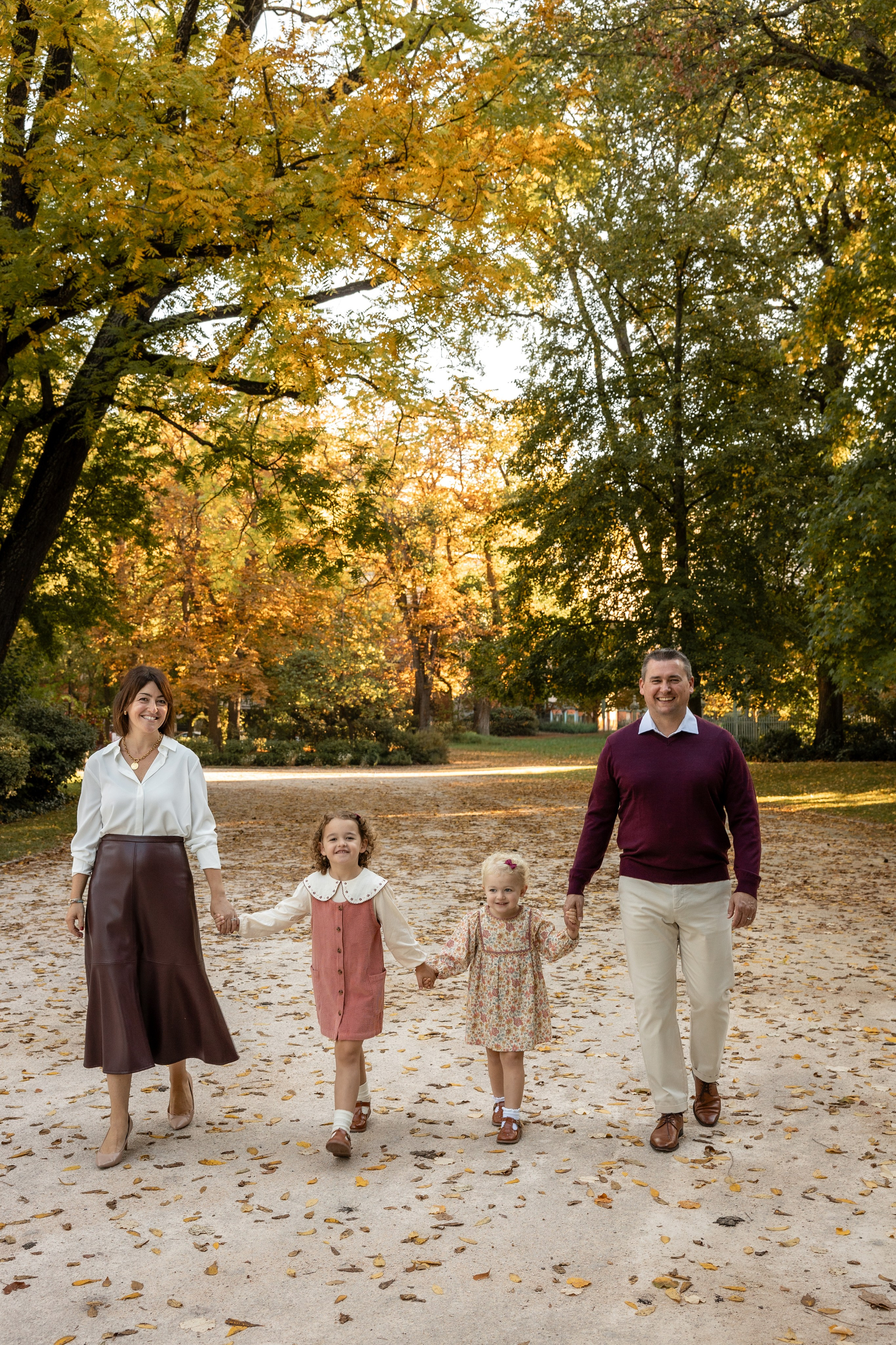 Autumn Family photoshoot in Toulouse. Jardin des Plantes. Eugénie Smirnova — your photographer in Toulouse and southwest France