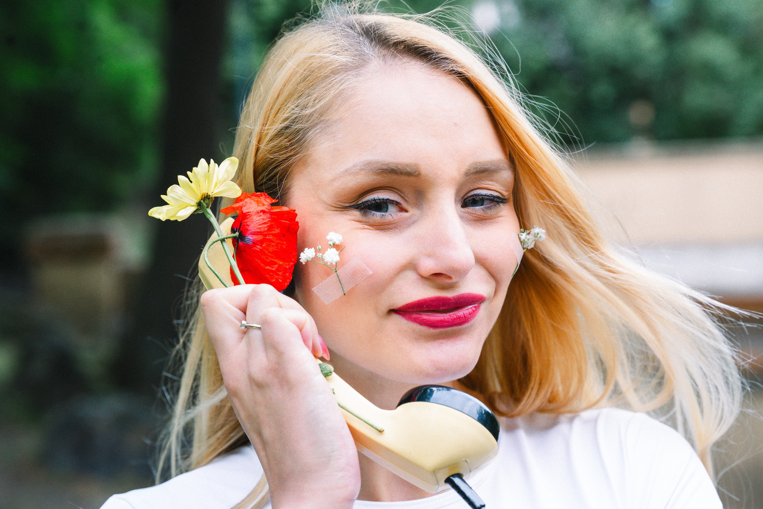 Utržené sluchátko. Jana Holubová | Svatební, párová a rodinná fotografka v Praze