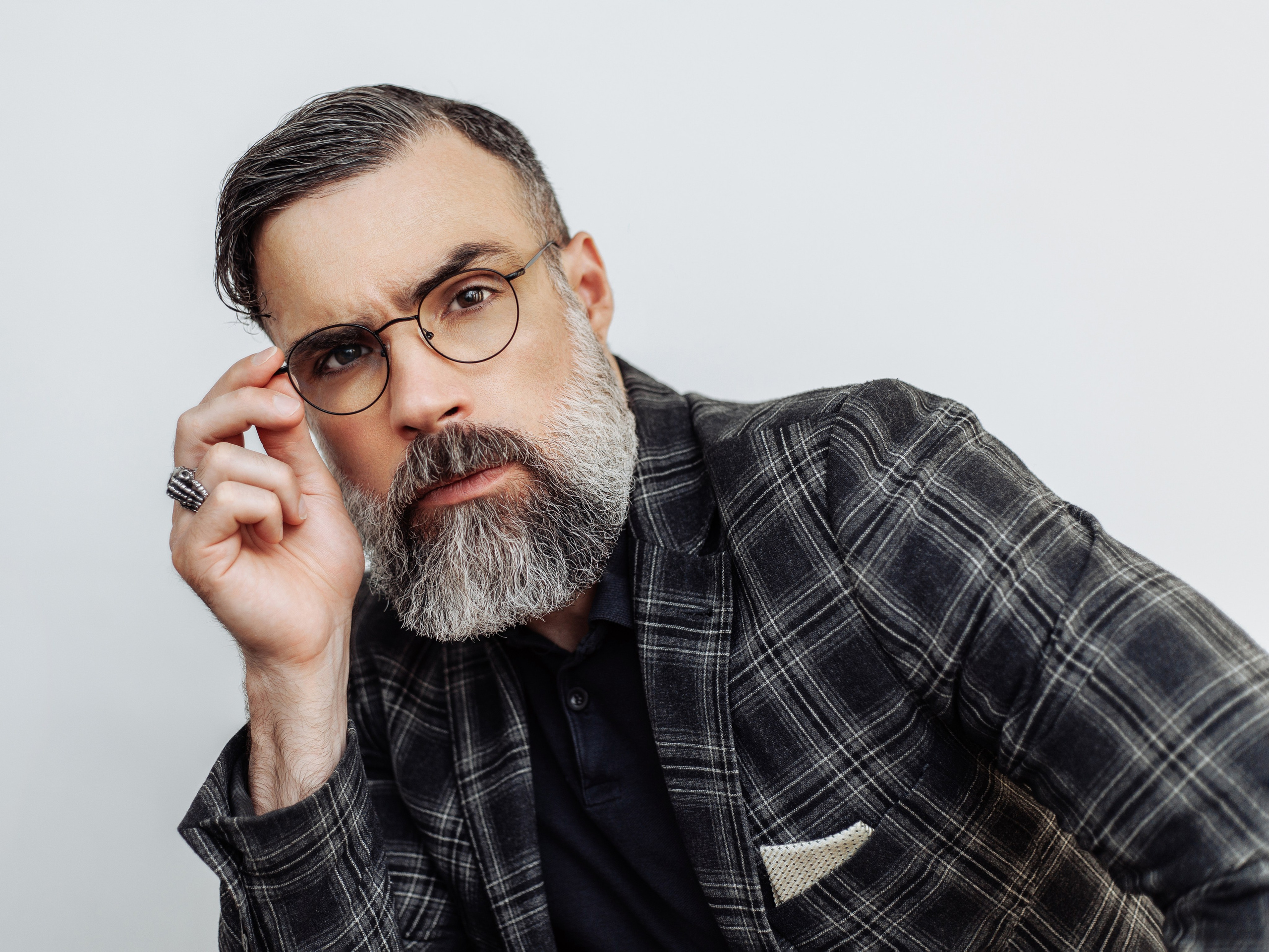 Мужской портрет в очках и в костюме