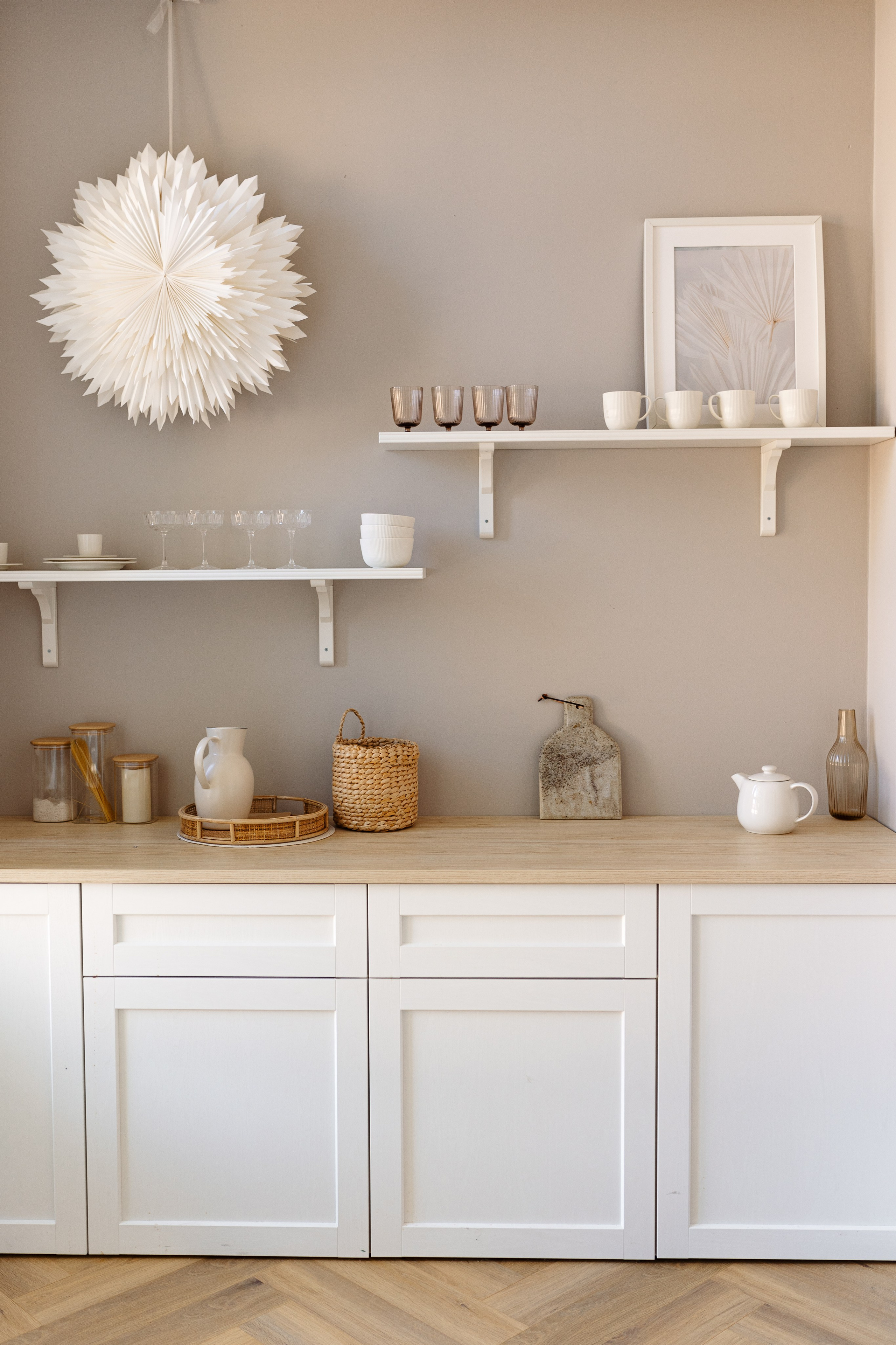 Fotostudija ar neitrālām sienām, piemērota dažādiem stiliem un projektiem