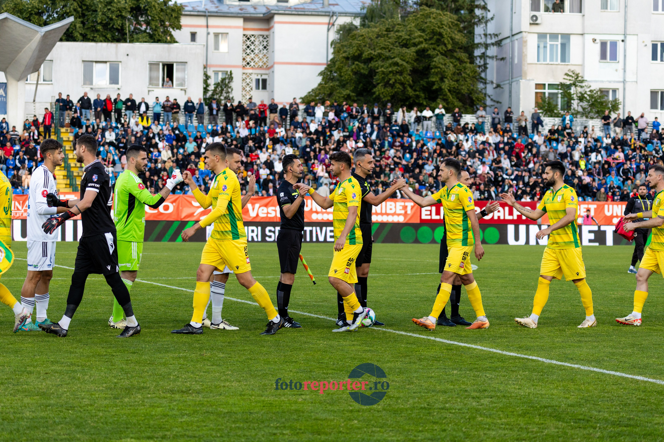 Galerie Foto: FC Botoșani vs. CS Mioveni - Pe 17 mai 2024, am fost martorii unei partide incredibile între FC Botoșani și CS Mioveni, în prima manșă a barajului pentru evitarea retrogradării. În fața unui stadion plin de emoție și speranță, echipa noastră a obținut o victorie importantă, cu un gol marcat de Aldair în minutul 93. 💪 *FC Botoșani 1-0 CS Mioveni*⚽️ Urmăriți momentele cheie ale meciului și bucuria suporterilor în această galerie foto! Pregătiți-vă pentru meciul de retur de pe 24 mai, când vom lupta din nou pentru a rămâne în prima ligă.#FCBotoșani #CSMioveni #BarajRetrogradare #ForzaBotoșani 