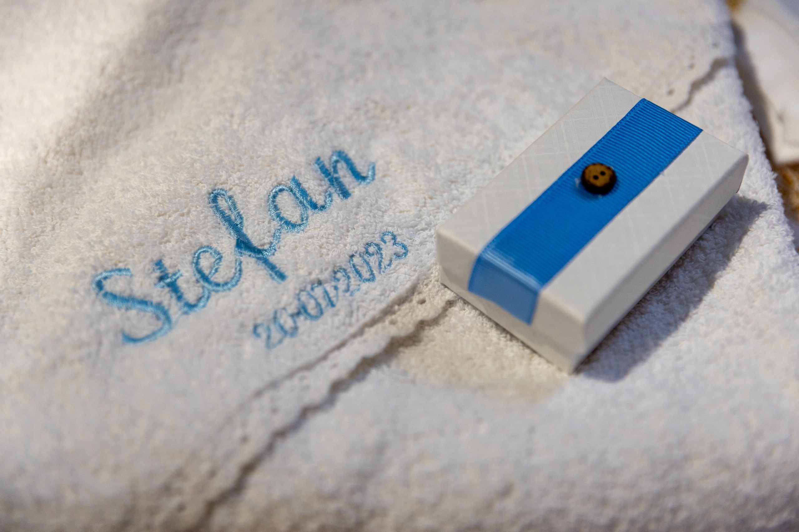 fotograf botez , fotografie botez Botoșani, fotograf Alin Chirilă, amintiri botez, fotografii botez, botez Miruna Parascheva, fotograf copii, fotografie botez în Botoșani-alt="botez , fotografie botez Alin Chirilă, amintiri botez, fotografii emoționante botez Botoșani"-- fotografii-botez-bebelus- amintiri-botez-micuț- moment-sfânt-crestinare- fotografie-emotionanta-botez- detalii-botez-bebelusi- parinti-fericiti-la-botez- fotograf-botez-profesionist- botez-in-biserica-ortodoxa- micuț-botezat-cu-emoție- zâmbete-și-lacrimi-la-botez- bebeluș-la-cristelniță- decor-botez-colorat- botez-cu-dragoste-și-credință- emotie-pura-la-botez- fotograf-botez-botosani- botez-iasi-suceava-fotograf- amintiri-nepretuite-botez-- Preotul ținându-l pe micuțul Mathias Gabriel la botez, în biserica Înălțarea Domnului, Copălău  - Detalii de la botezul lui Mathias – lumânare, trusou și icoană  - Familia lui Mathias Gabriel alături de micuț, în ziua botezului  - Portret emoționant cu mama și bebelușul în brațe, în biserică,fotograf profesionist evenimente Botoșani, Iași, Suceava, Fălticeni, Bacău, Pașcani, Roman - AlinoFotoStudio by Alin Chirilă - servicii foto nuntă, botez, cununie, ședințe foto creative, albume personalizate, fotografii emoționante și calitative pentru cele mai importante momente din viață,fotograf nuntă Botoșani Alin Chirilă,  ședință foto botez Iași - AlinoFotoStudio,  servicii fotograf profesionist evenimente Suceava,  fotograf cununie civilă Fălticeni - Alin Chirilă,  album foto nuntă personalizat Bacău.“Bebeluș botezat în biserică, ținut în brațe de nași”	•	“Detaliu cu lumânarea de botez decorată cu flori albe”	•	“Părinți emoționați alături de copilul lor la ceremonia de botez”	•	“Masa festivă de botez cu decor tematic și tort personalizat”	•	“Momentul în care preotul toarnă apă sfințită pe fruntea bebelușului”	“Bebeluș în rochie albă de botez, zâmbind în brațele mamei”	•	“Detaliu cu cruciulița de botez așezată pe o pernă de satin”	•	“Părinți și nași aprinzând lumânările în timpul ceremoniei de botez”	•	“Tort de botez decorat cu figurine tematice și numele copilului”	•	“Copil botezat dormind liniștit în pătuțul decorat festiv”	•	“Momentul în care preotul binecuvântează copilul în fața altarului”	•	“Invitați adunându-se în jurul mesei festive la petrecerea de botez”	•	“Bebeluș ținând în mână o jucărie personalizată primită la botez”	•	“Familie fericită pozând împreună după ceremonia de botez”	•	“Decor tematic cu baloane și flori la locația petrecerii de botez” fotograf Botoșani fotograf evenimente fotograf botez Alin Chirila fotograf alinofotostudio.fotograf botez Amelis Maria, fotografie botez Botoșani, fotograf Alin Chirilă, amintiri botez, fotografii botez, botez Amelis Maria, fotograf copii, fotografie botez în Botoșani,