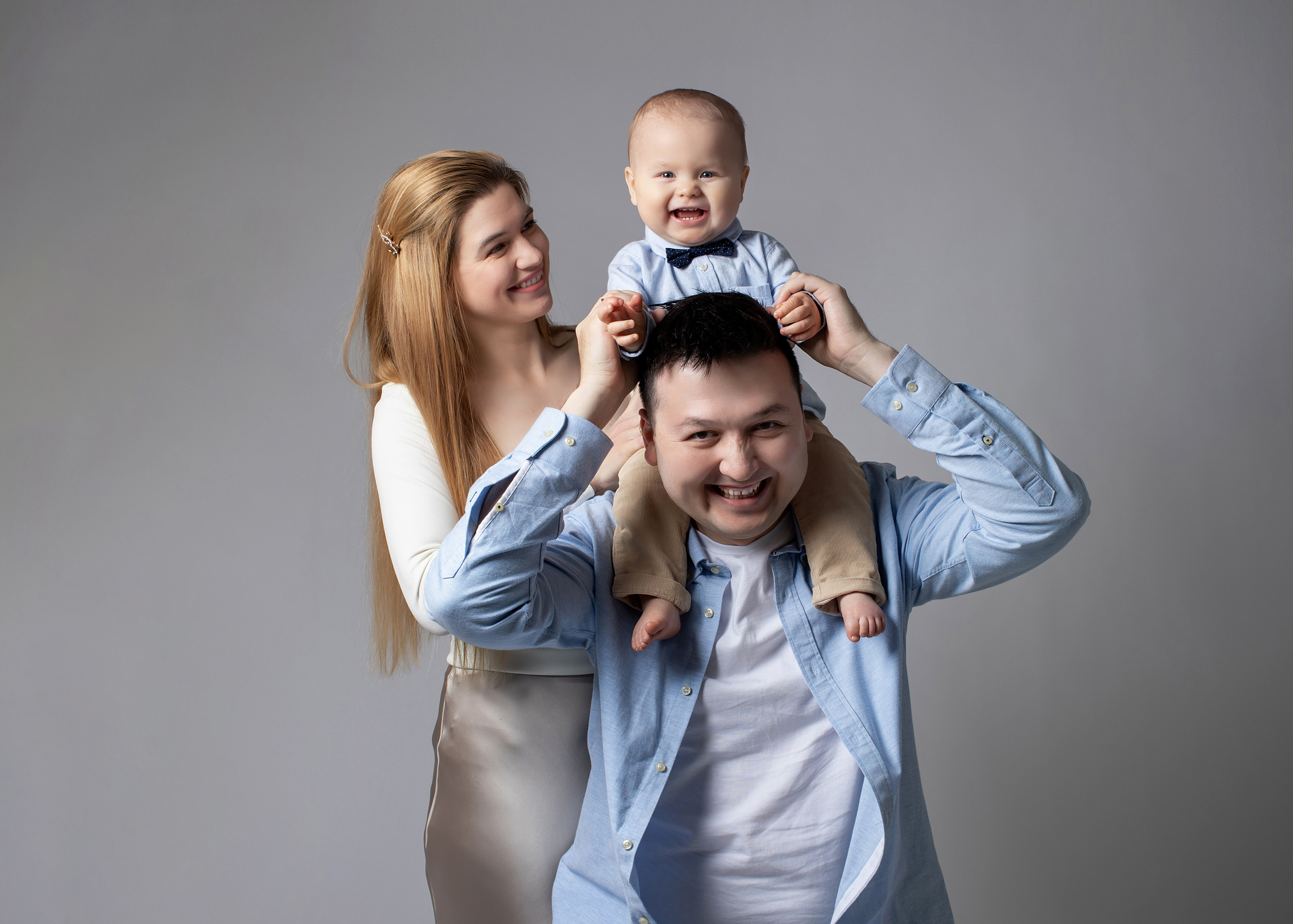 Fotostudion fångar er familjs speciella stunder, där alla, från barn till föräldrar, är med.