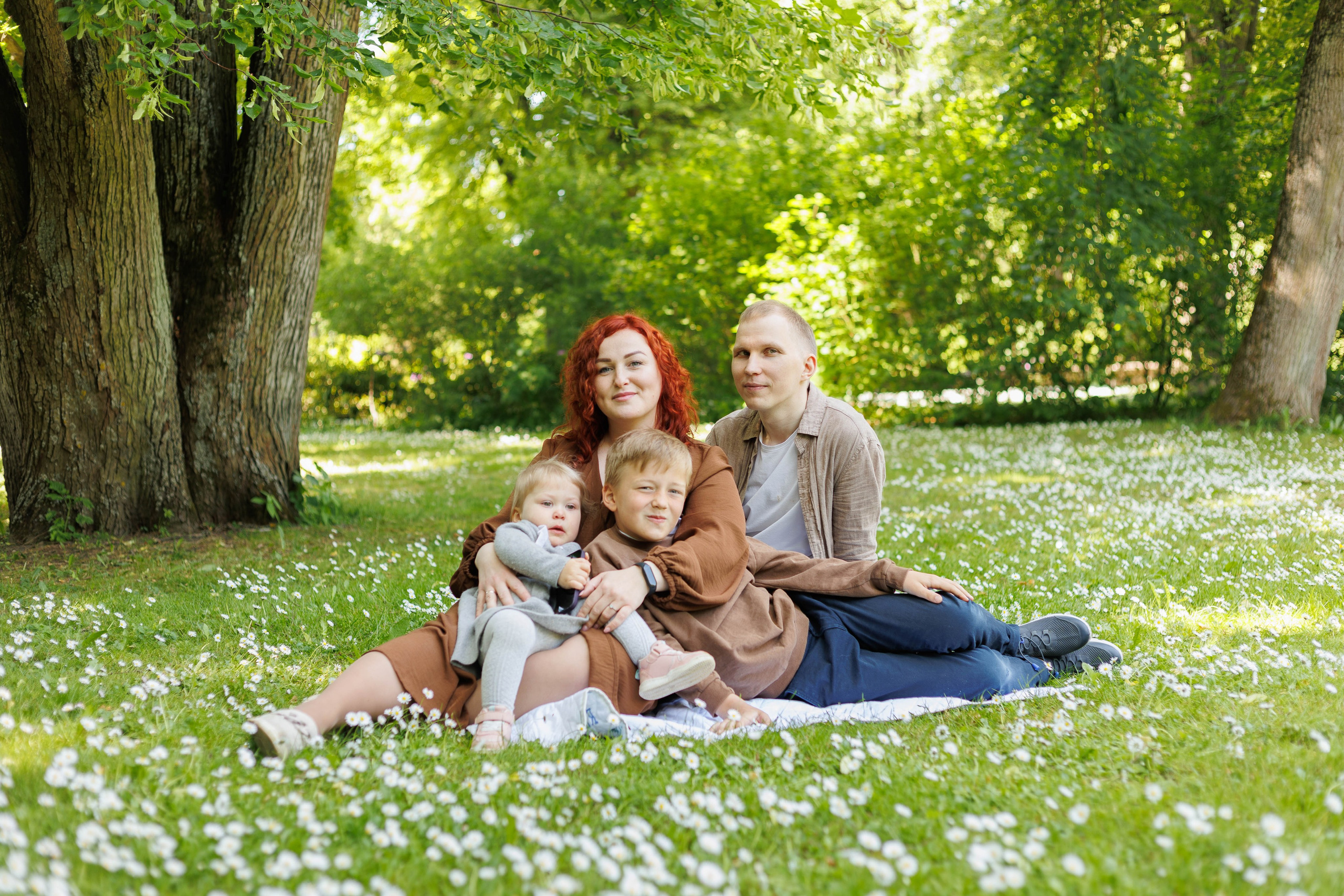Family walking in the park. Family photographer in Vilnuis Svetlana Naumova