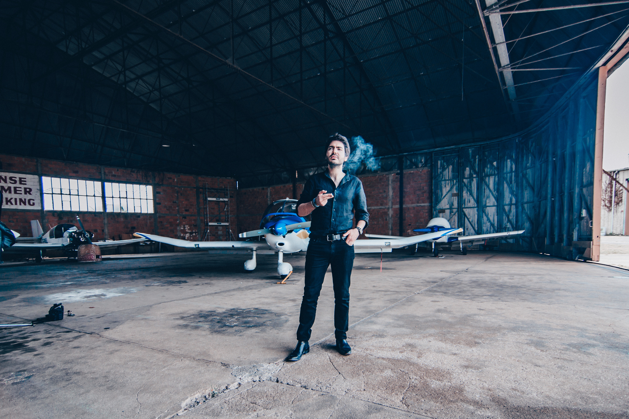 Séance photo à l'aéroport de Poitiers. Photographe professionnelle à Poitiers, Tours et Châtellerault | Studio photo entre Poitiers et Tours – portraits, familles, entreprises, ma