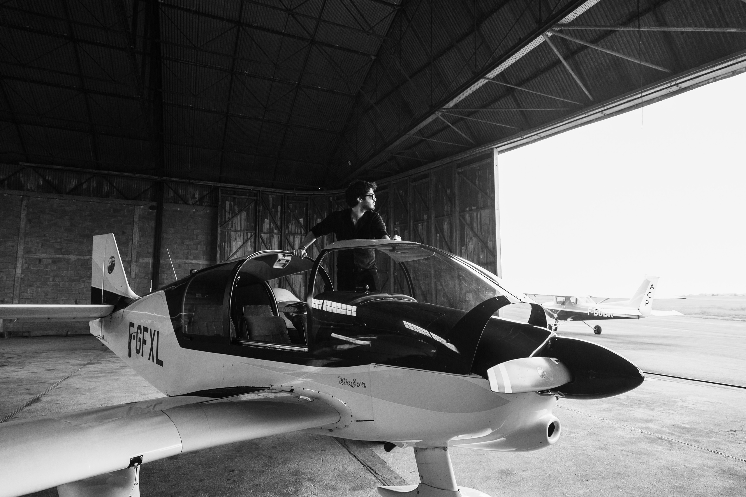 Séance photo à l'aéroport de Poitiers. Photographe professionnelle à Poitiers, Tours et Châtellerault | Studio photo entre Poitiers et Tours – portraits, familles, entreprises, ma