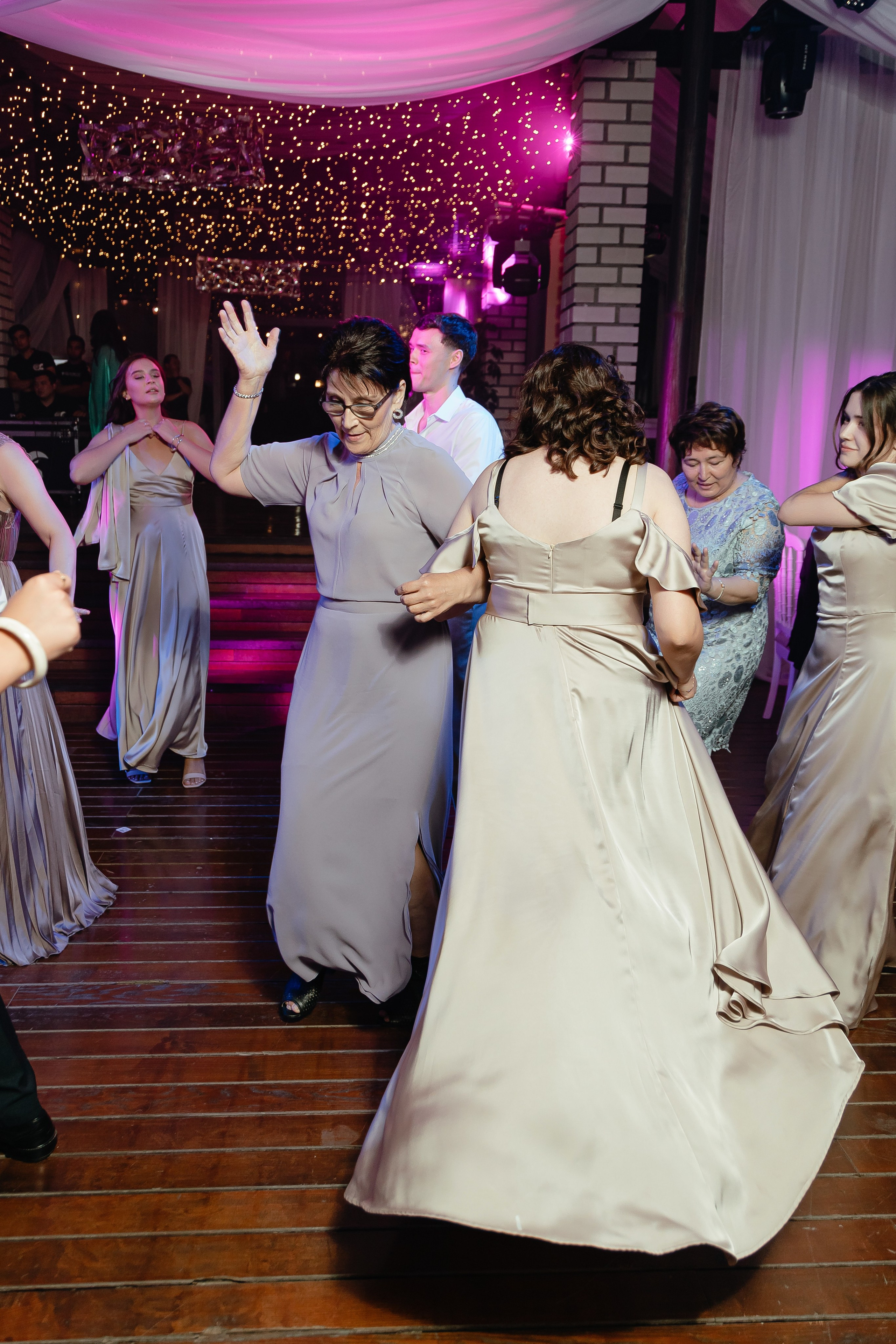 Thomas & Suyumbika. Главная