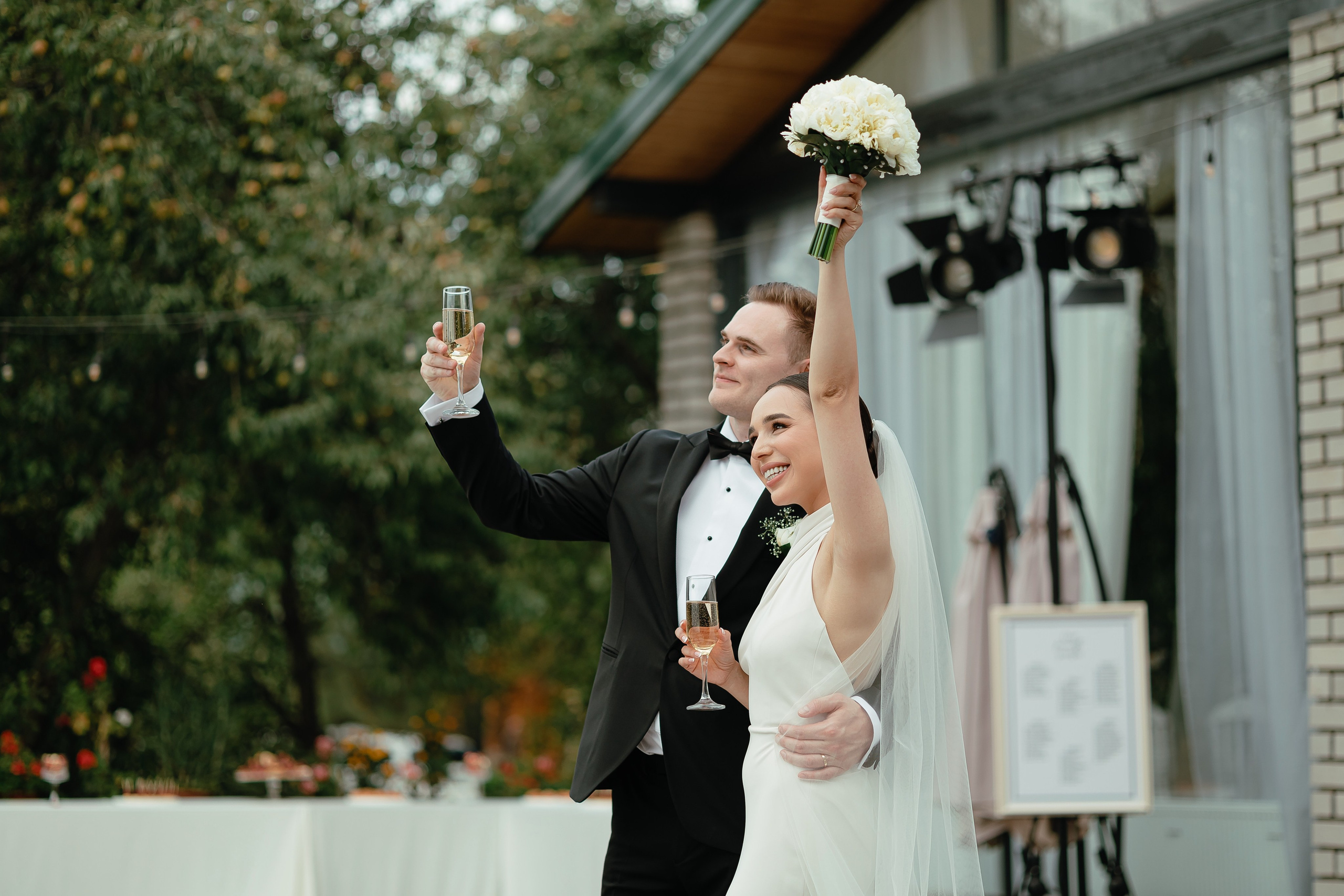 Thomas & Suyumbika. Главная