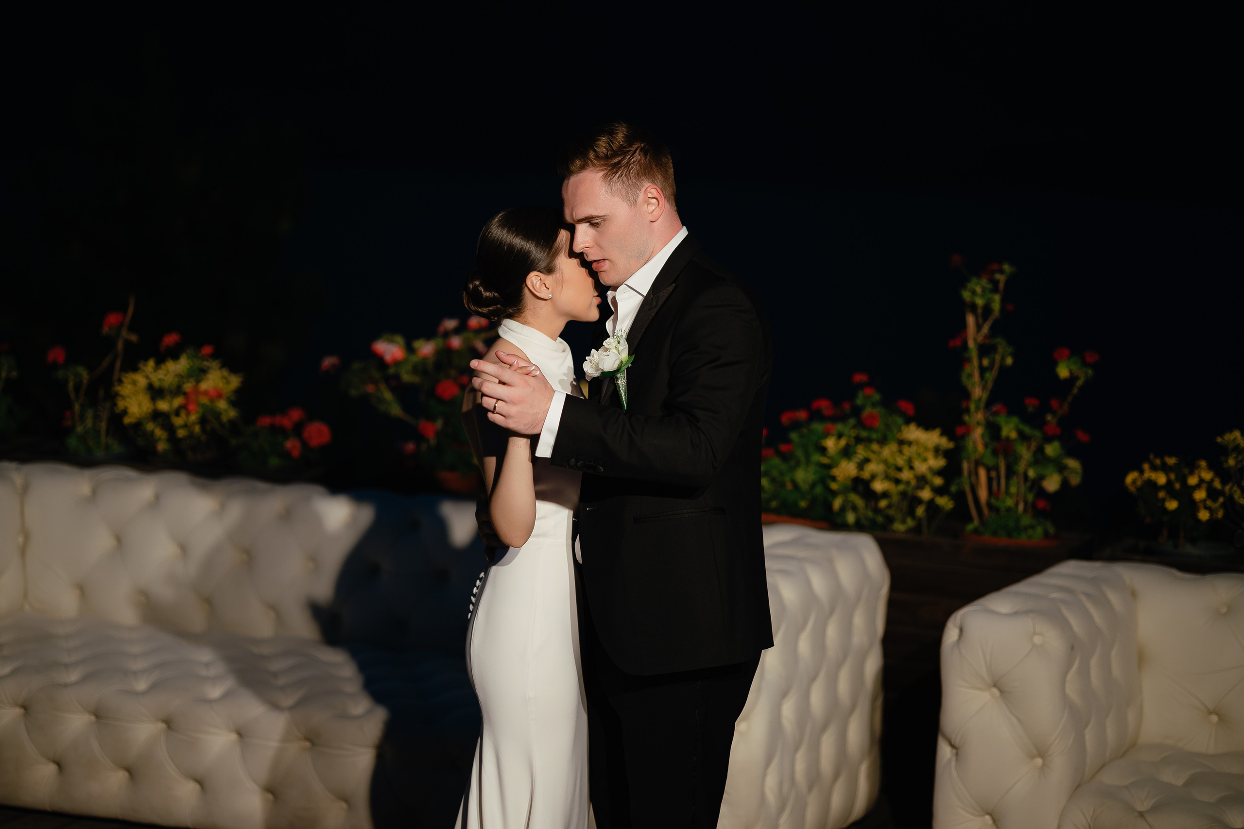 Thomas & Suyumbika. Главная