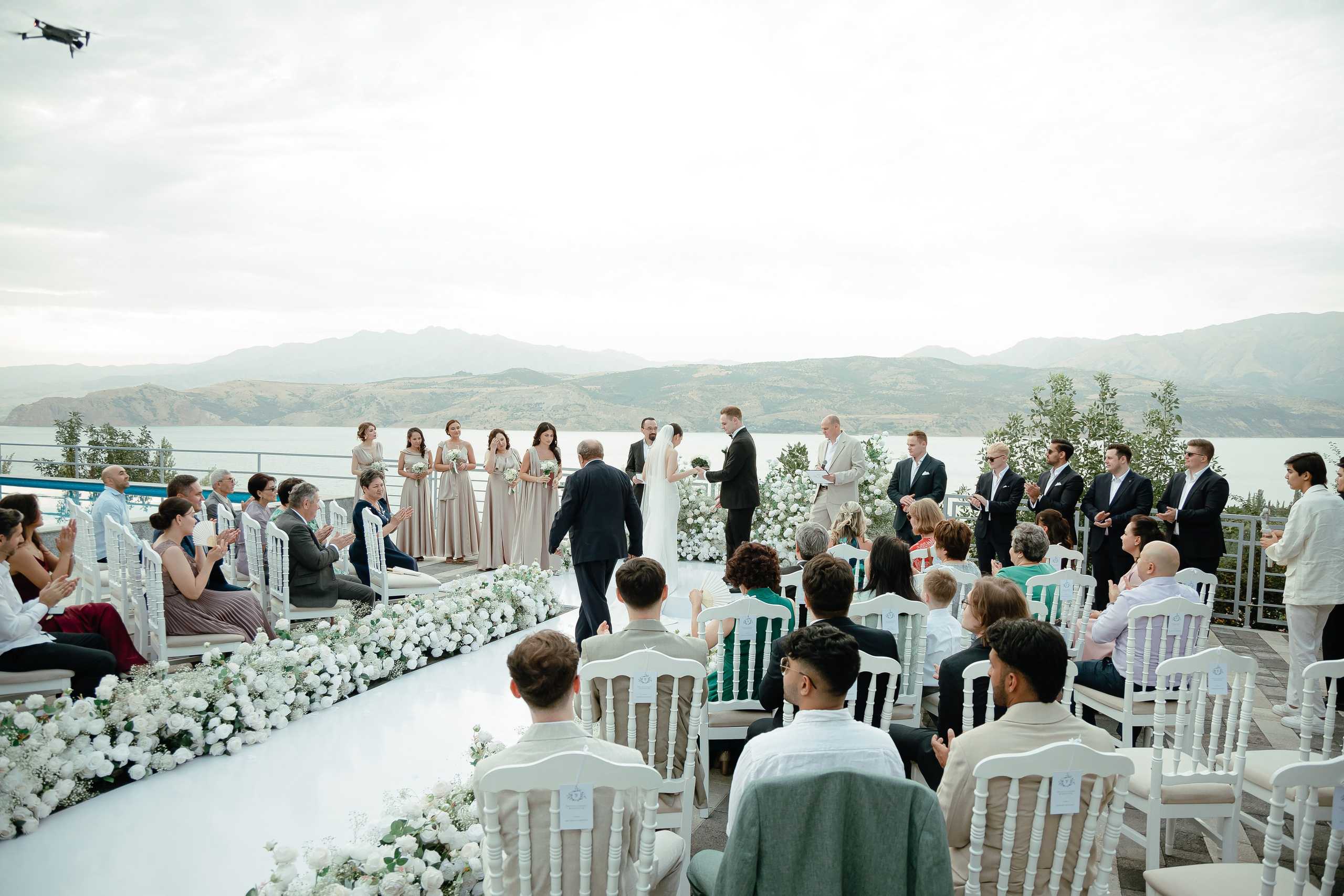 Thomas & Suyumbika. Главная