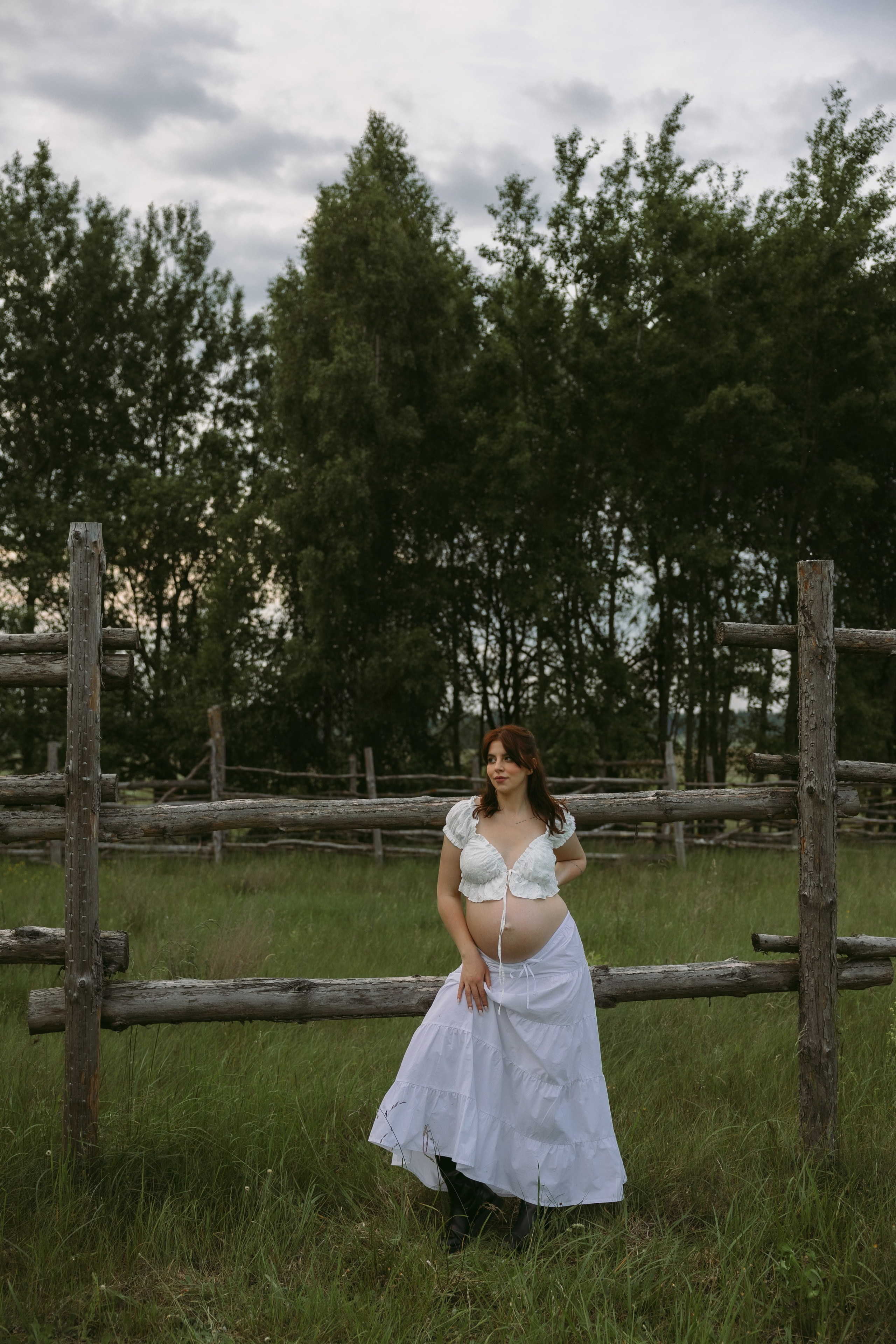 Lera & Maksim | laukimo fotosesija pievoje saulei besileidžiant. Vestuvių ir šeimų fotografė Lena Bondarenko / belove photo