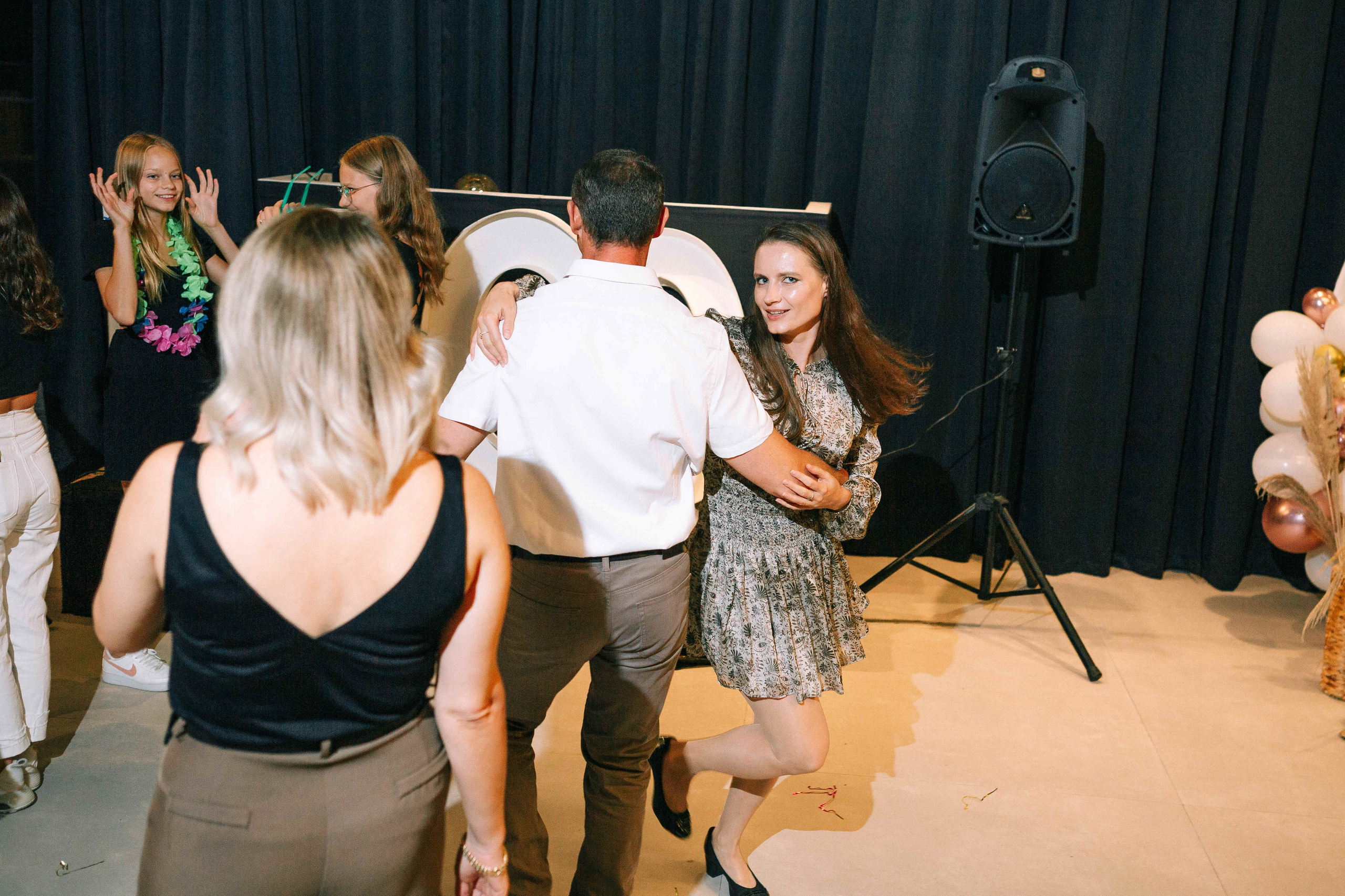 PARTY WITH FRIENDS. Https://shi-photo.com/