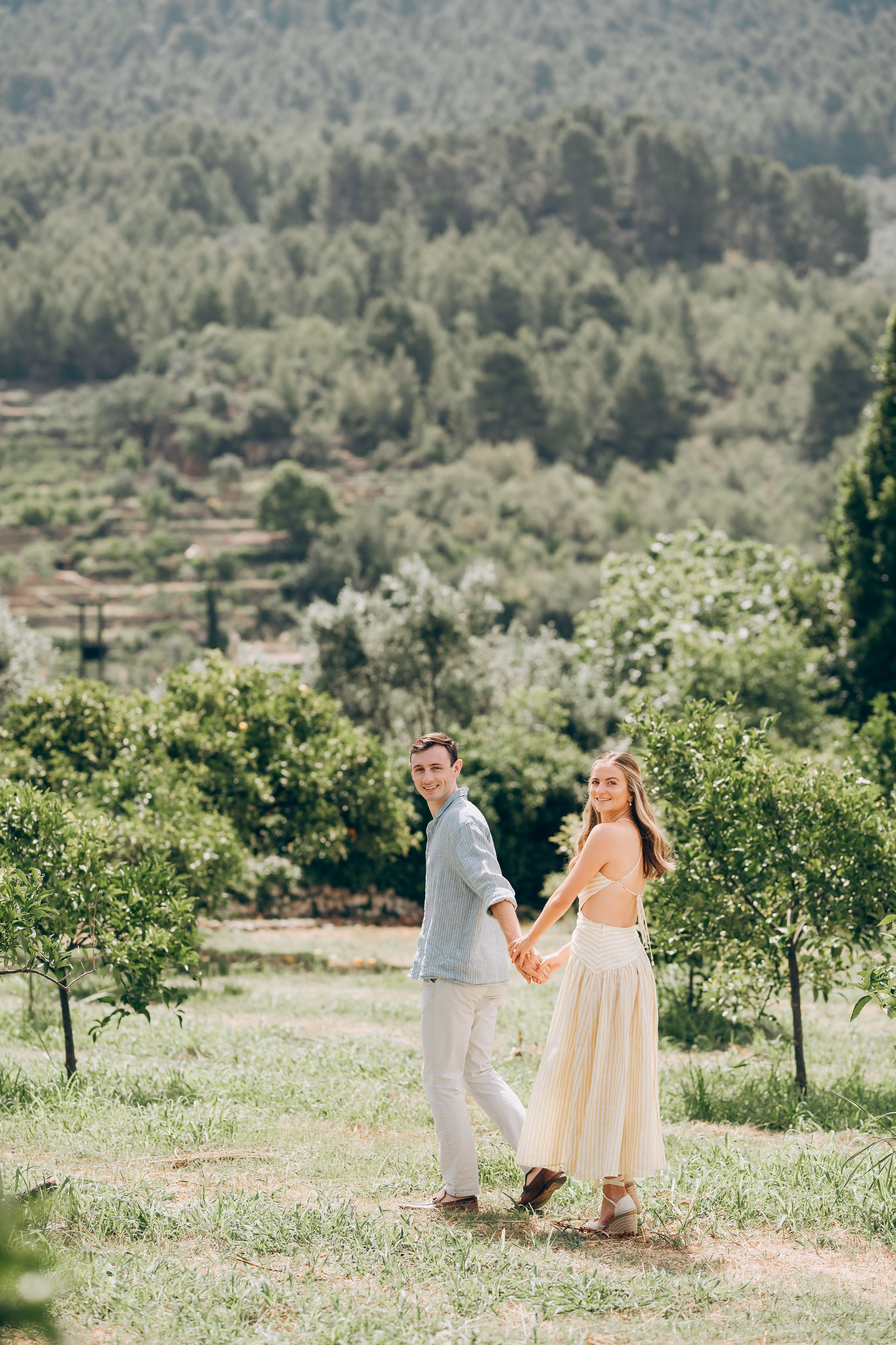 Relaxed Couple Session in Mallorca — Citrus Fields & Seaside. Фотограф у Пальма де Майорка