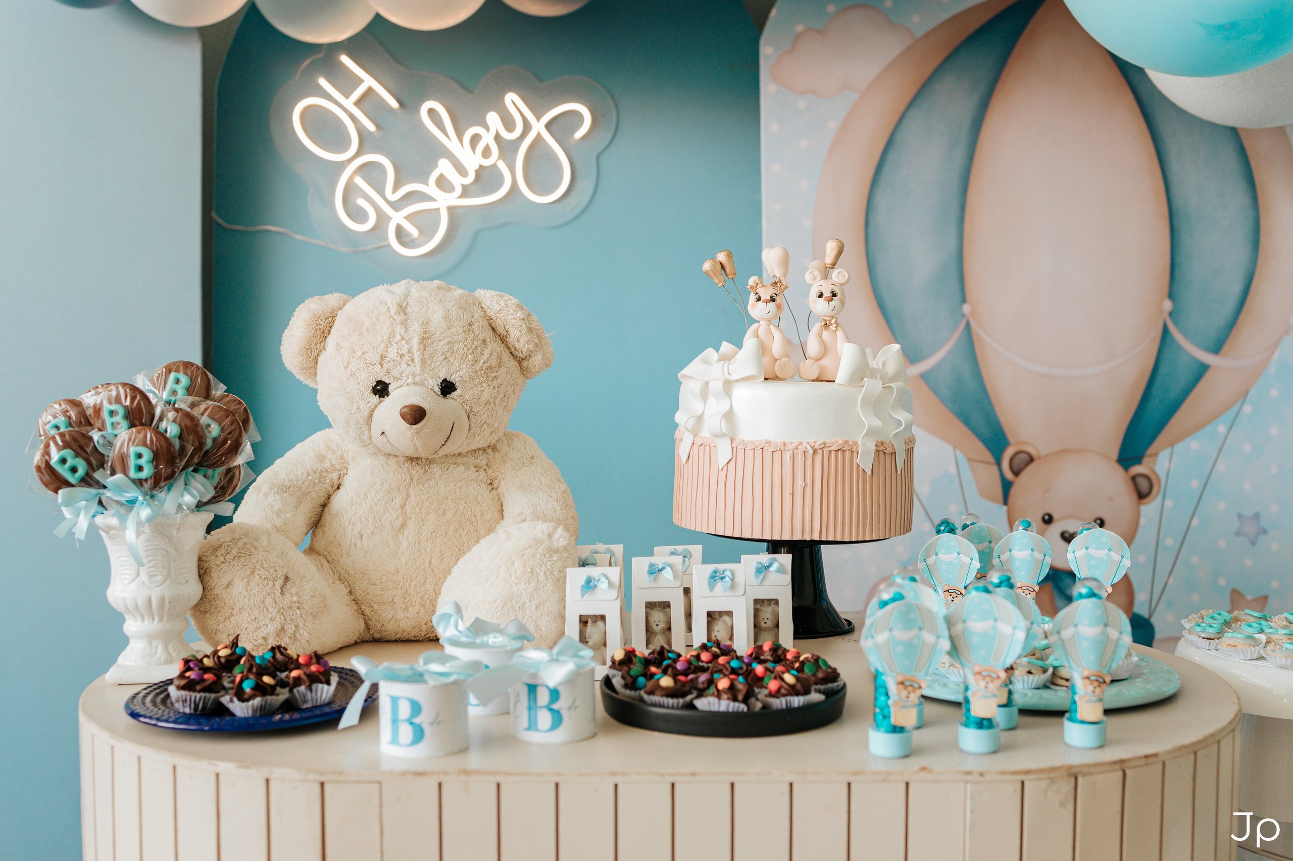 Momento emocionante com o pai beijando a barriga da gestante no chá de bebê em Barra Bonita.