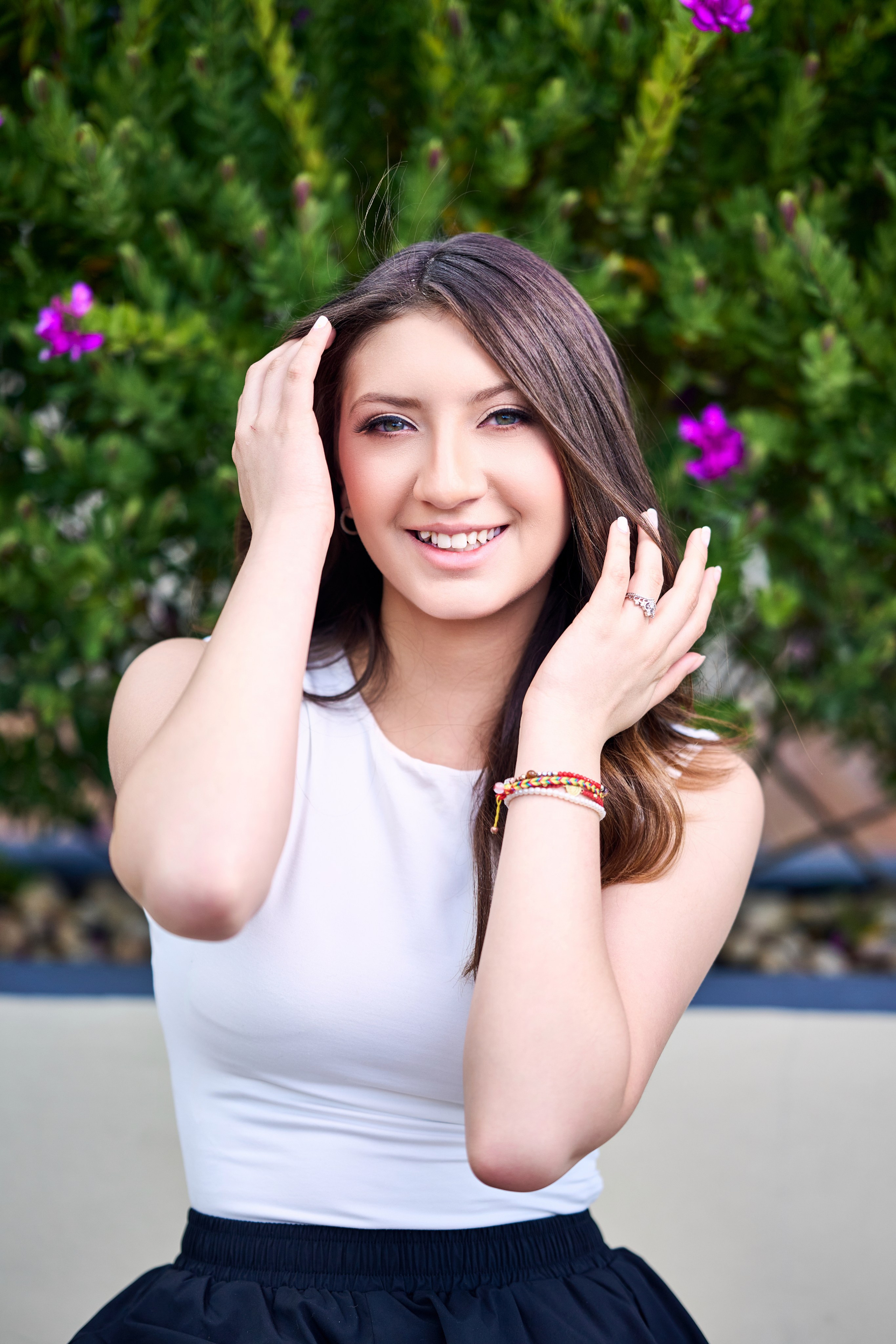 Primer plano de joven quinceañera sonriendo durante su sesión pre-XV