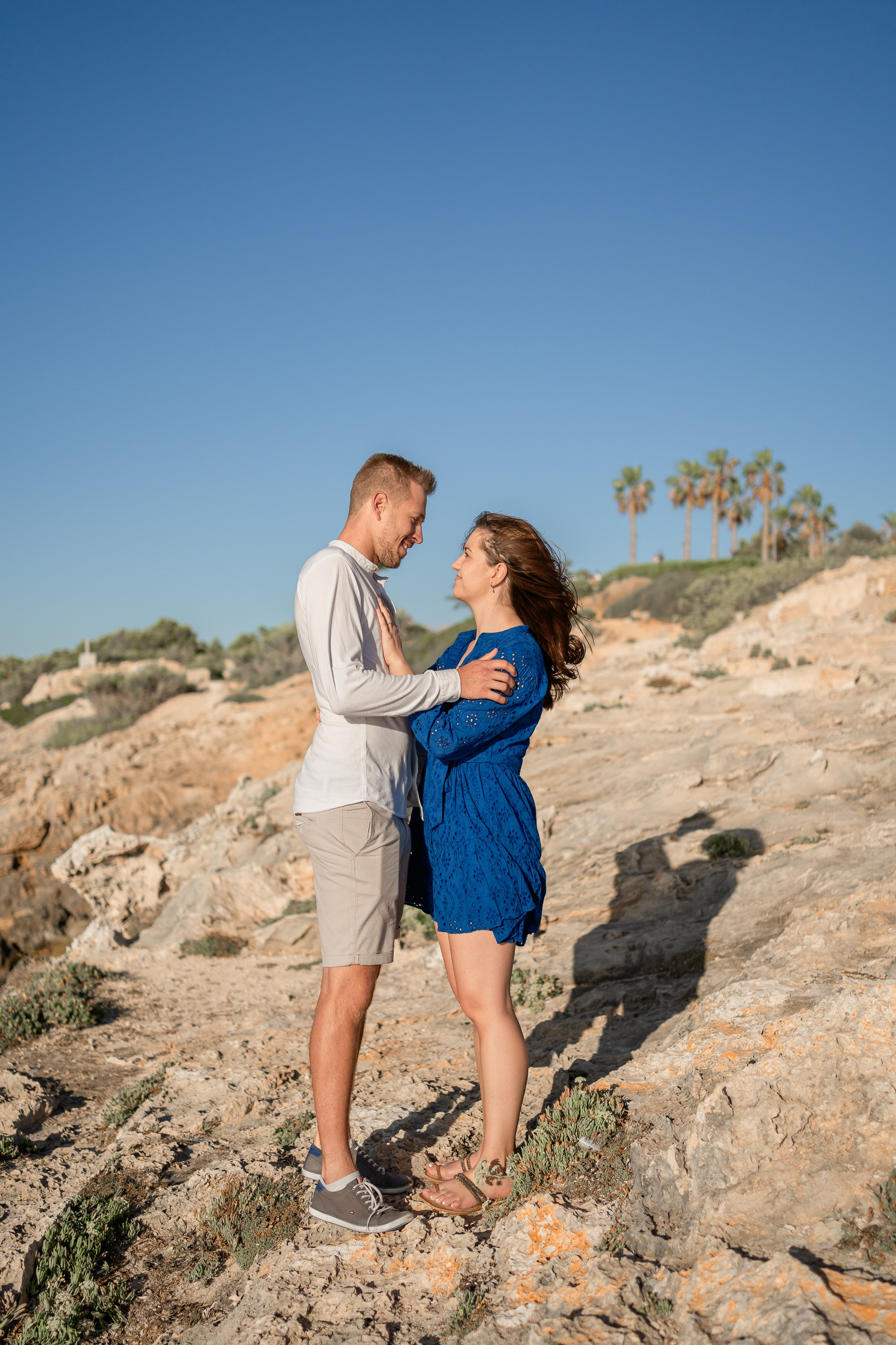 Romantischer Heiratsantrag auf Mallorca – Überraschung am Meer. Deine Fotografin auf Mallorca für Familien und Business