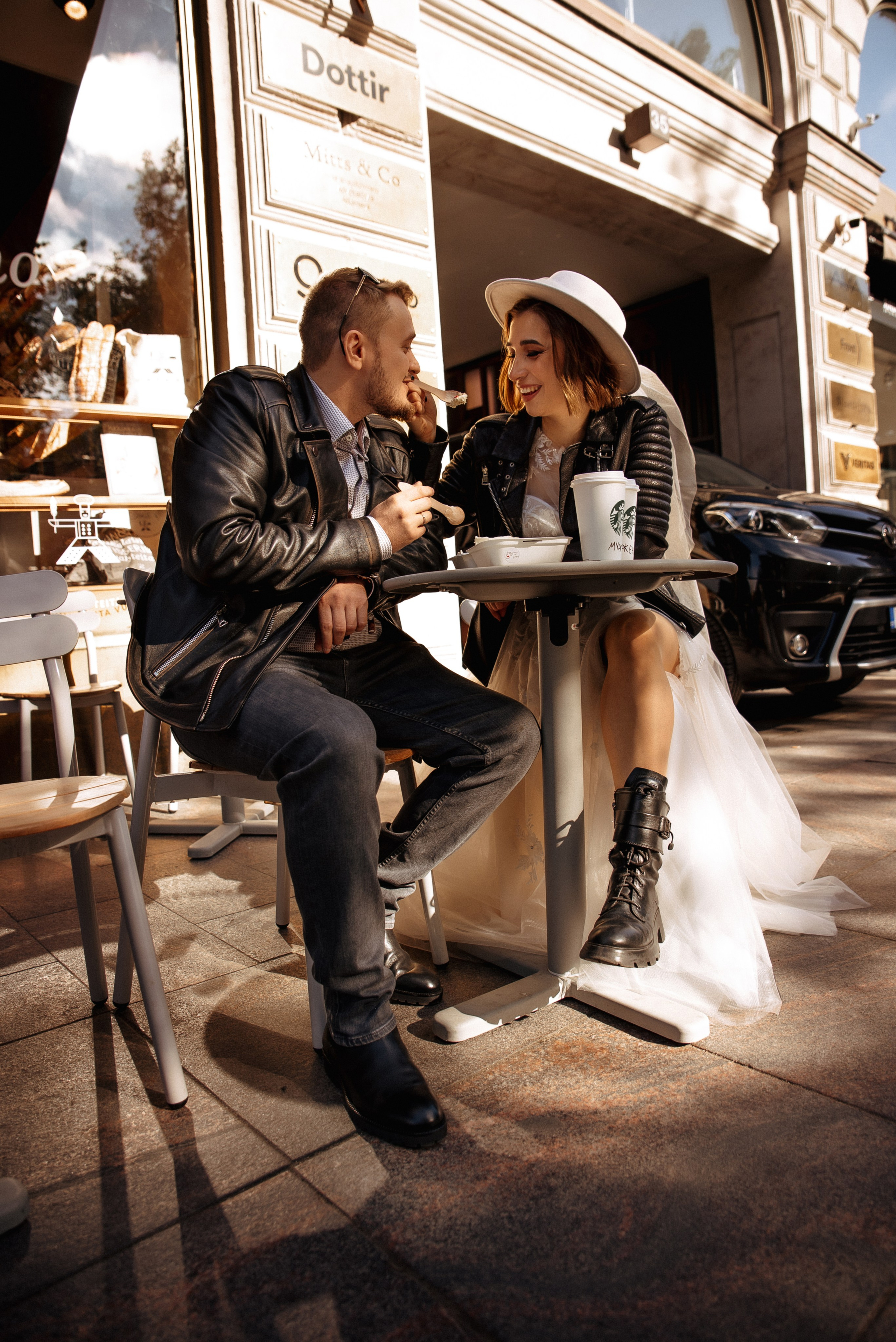 Жених и невеста разделяют романтический момент в Хельсинки, Финляндия.