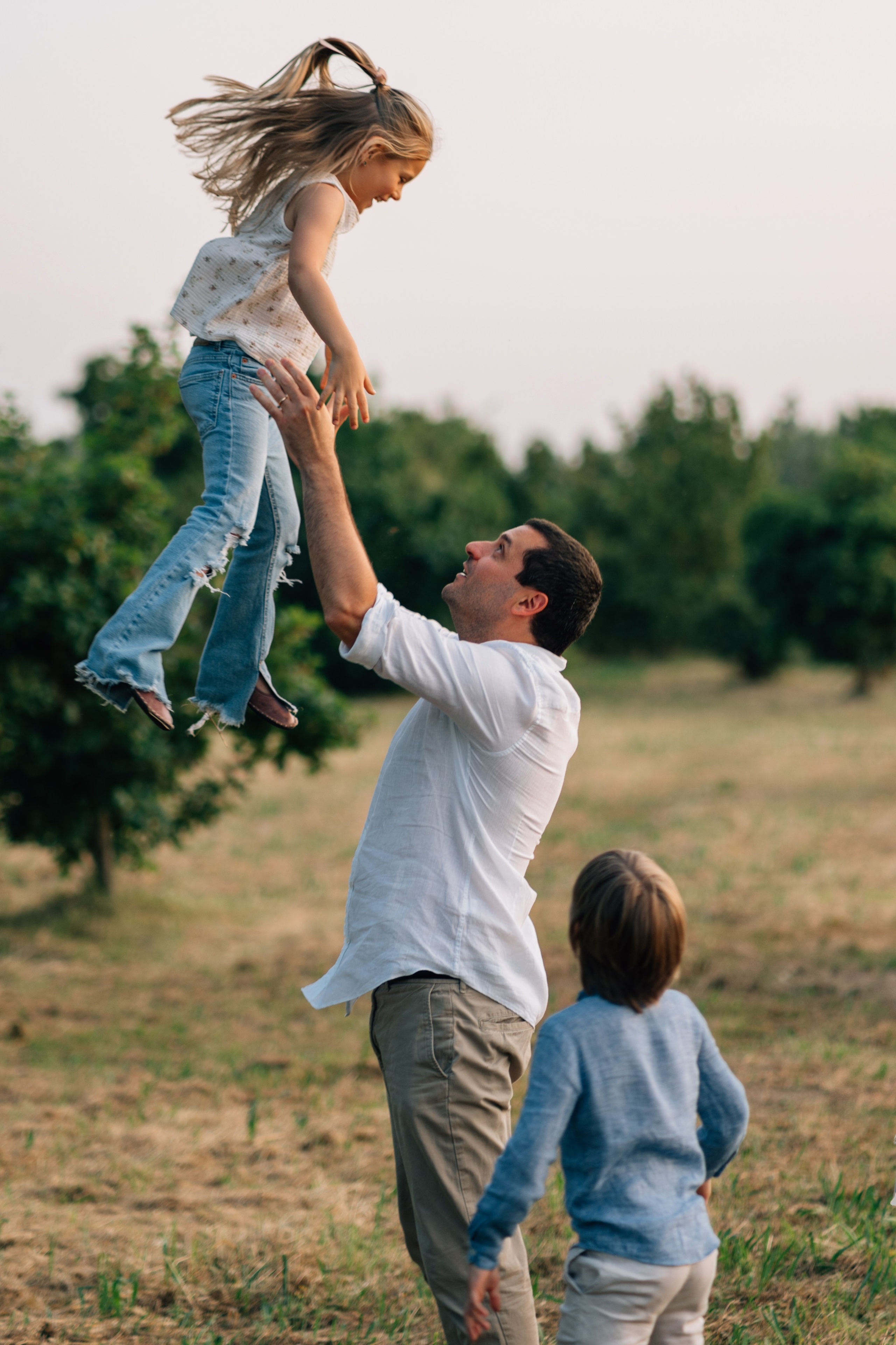 Servizio fotografico di famiglia in un parco a Rimini, Italia. Fotografa di matrimoni e di famiglia in Italia