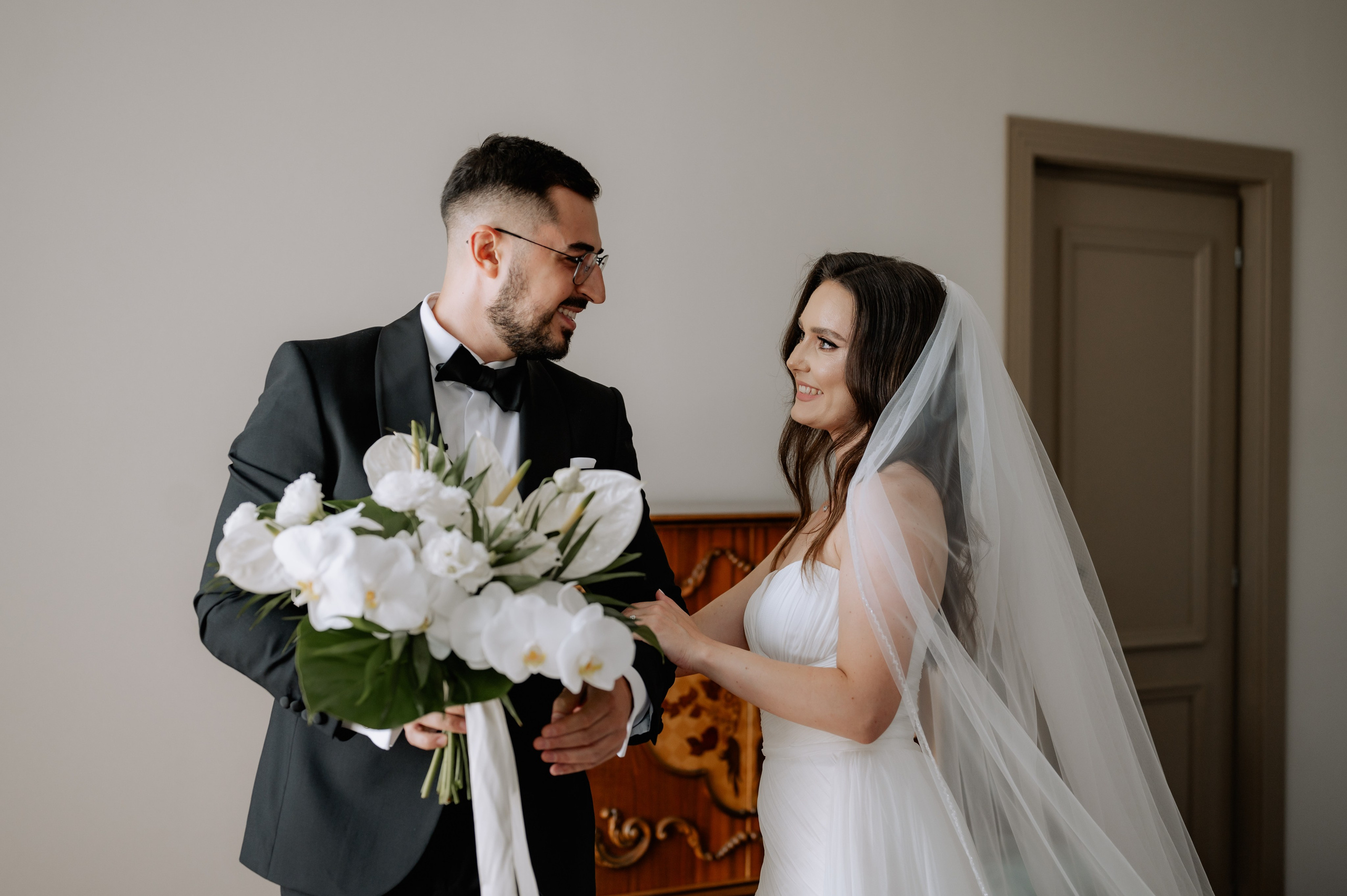 Cununie civila in aer liber , artificii de zi colorate , decor nunta , nunta la Hotel Traian. Proud Vision Weddings | Wedding Photography & Film — Servicii profesionale Foto Video Nunta Iasi