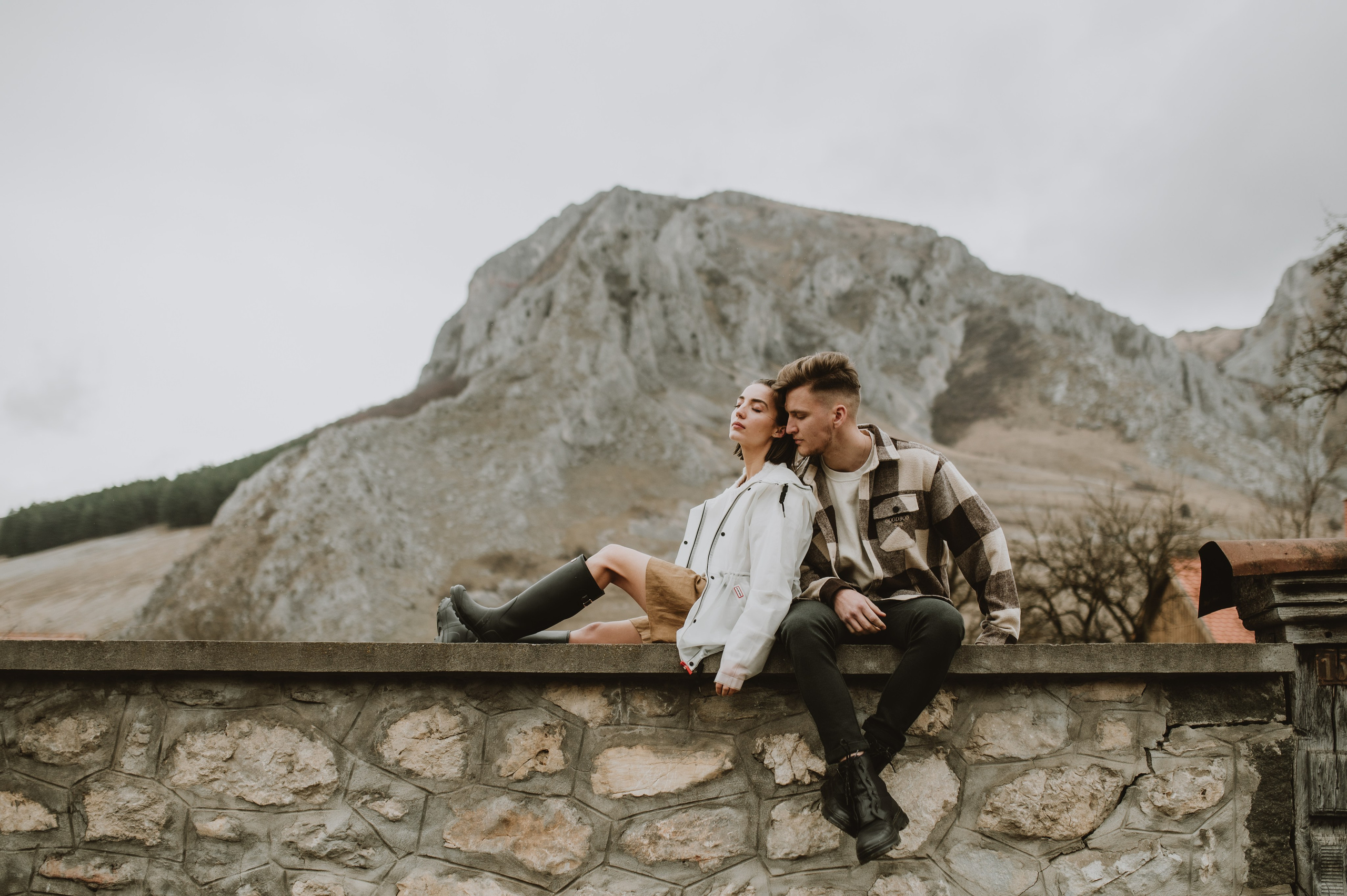 Sedinta foto de cuplu in munti, sedinta save the date pe munte. Proud Vision Weddings | Wedding Photography & Film — Servicii profesionale Foto Video Nunta Iasi