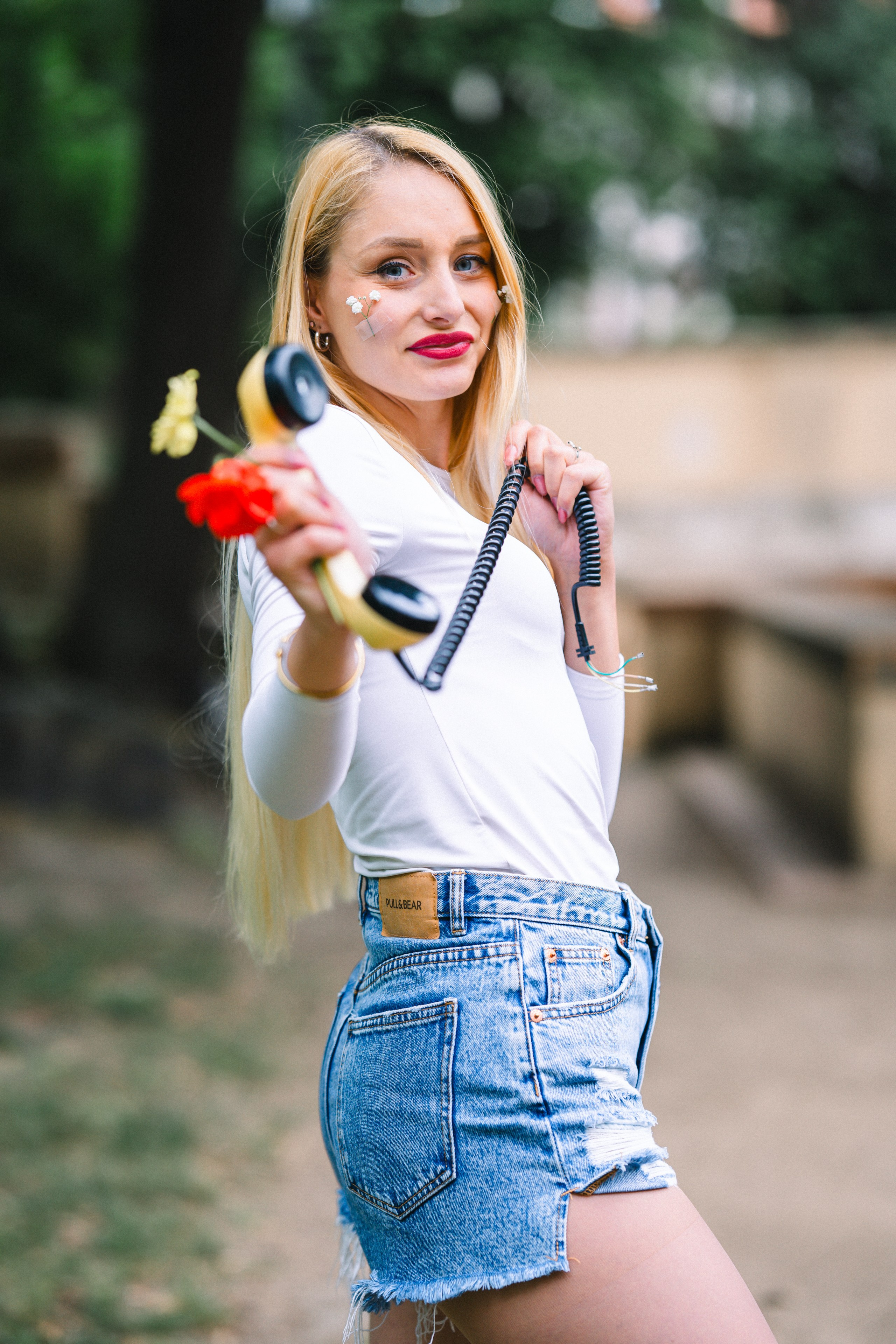 Utržené sluchátko. Jana Holubová | Svatební, párová a rodinná fotografka v Praze