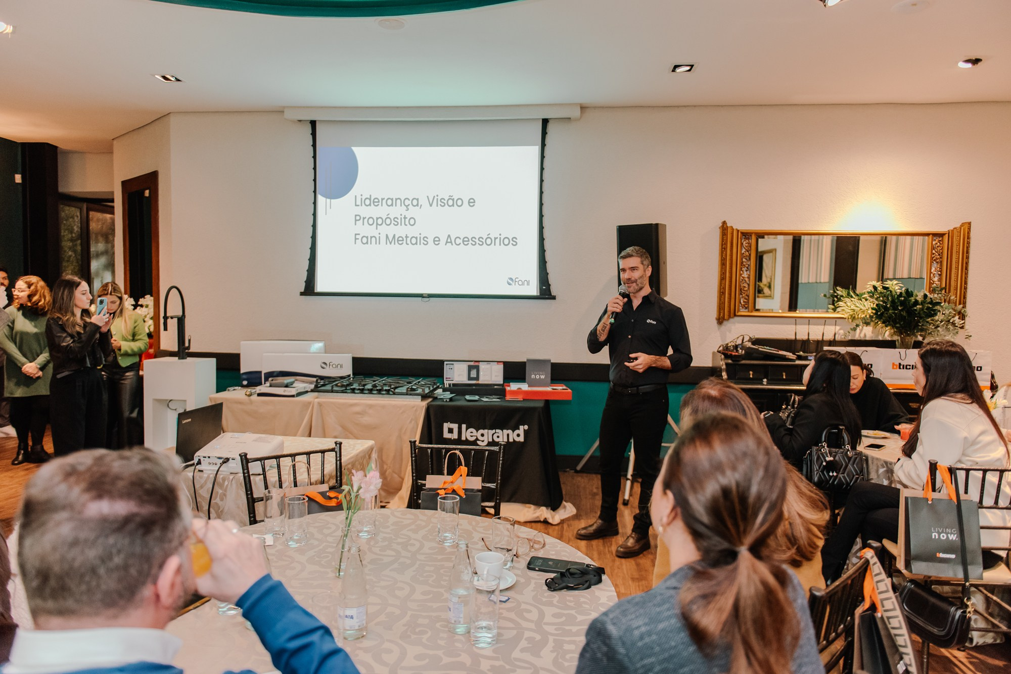 Café + Conteúdo | Casa Pinezi. 78 Imagens