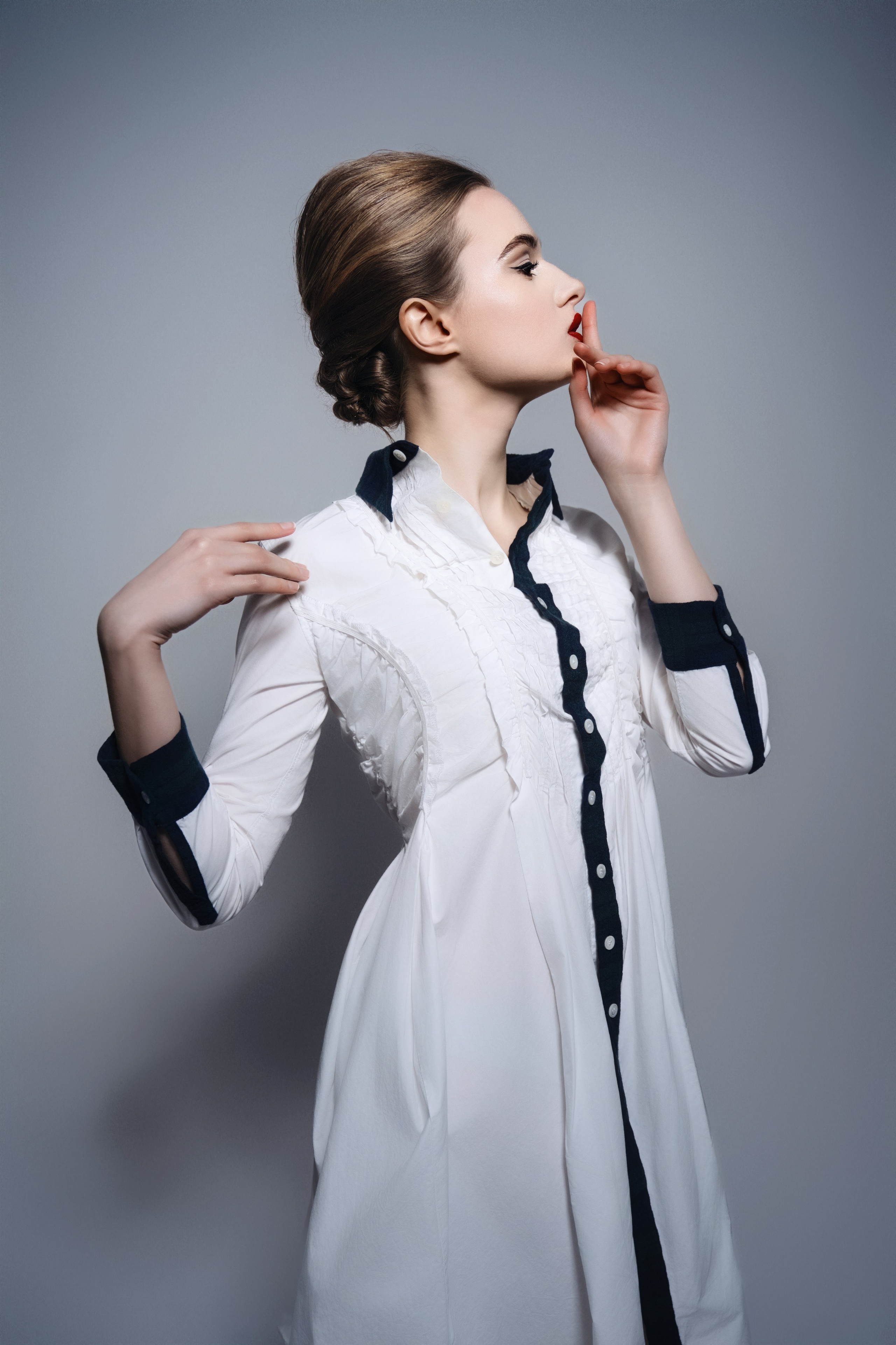 Contemporary Portrait Photography in London – A modern portrait session in London, featuring contemporary styling and minimalistic lighting.