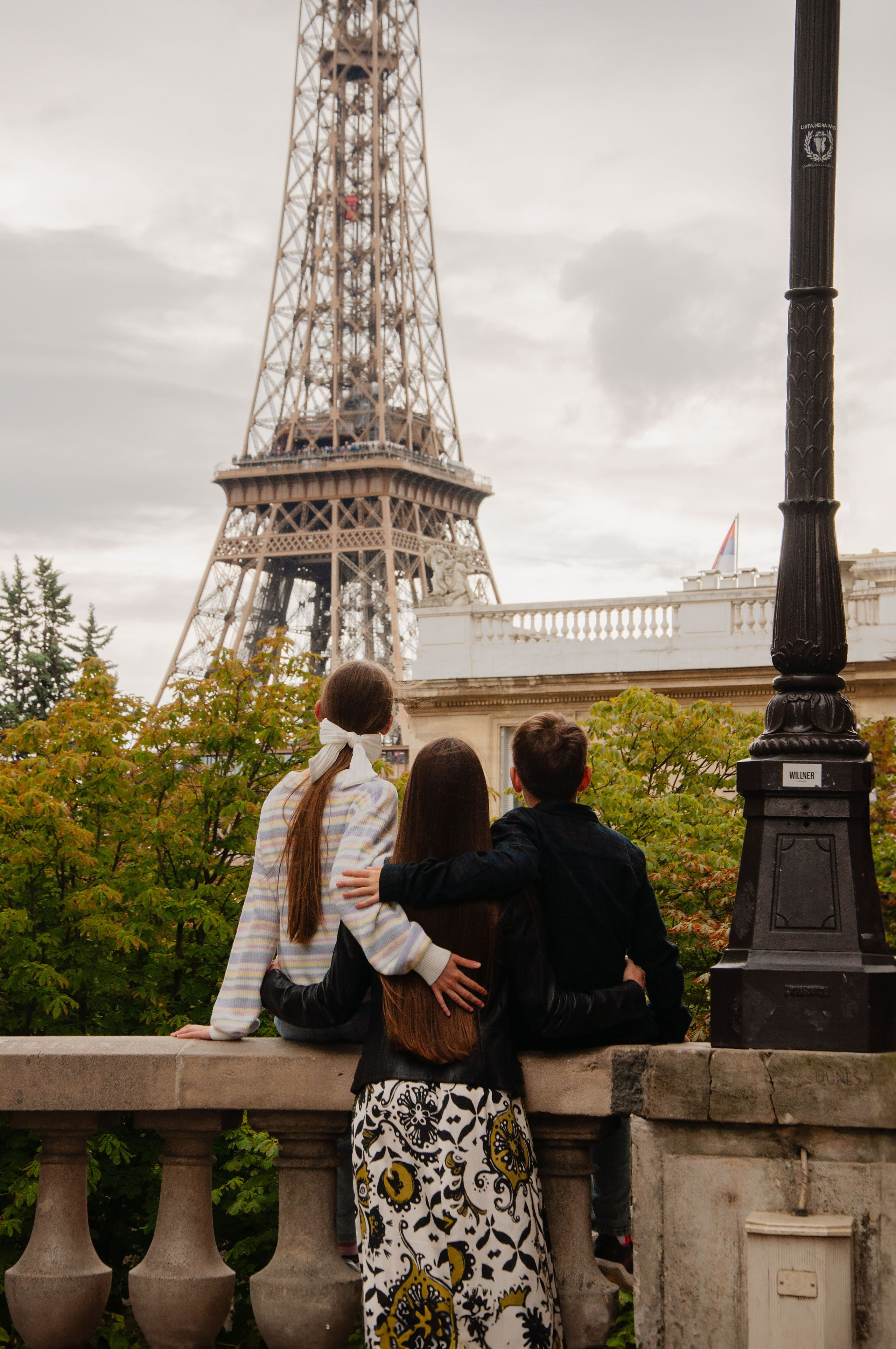 Семейная фотосессия у Эйфелевой башни. Фотограф в Париже Полина Осипова