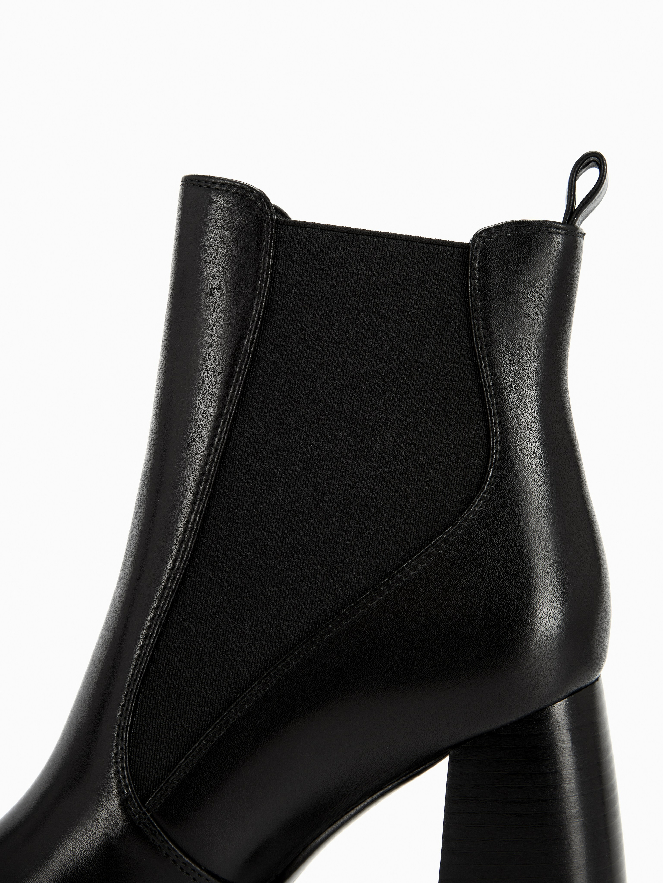 Обувь. Предметная фотосъемка в Алматы. Студия фото и видео съемки товаров