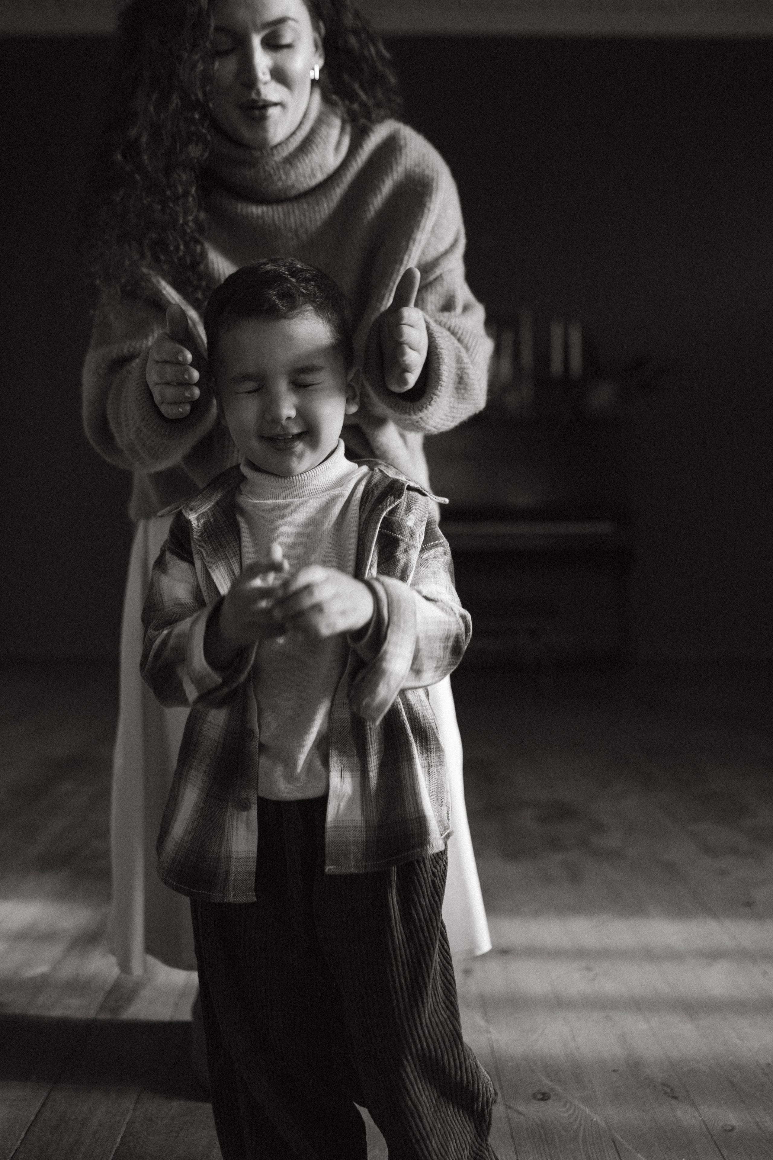 Lika and Anar. Family photographer in Saudi Arabia