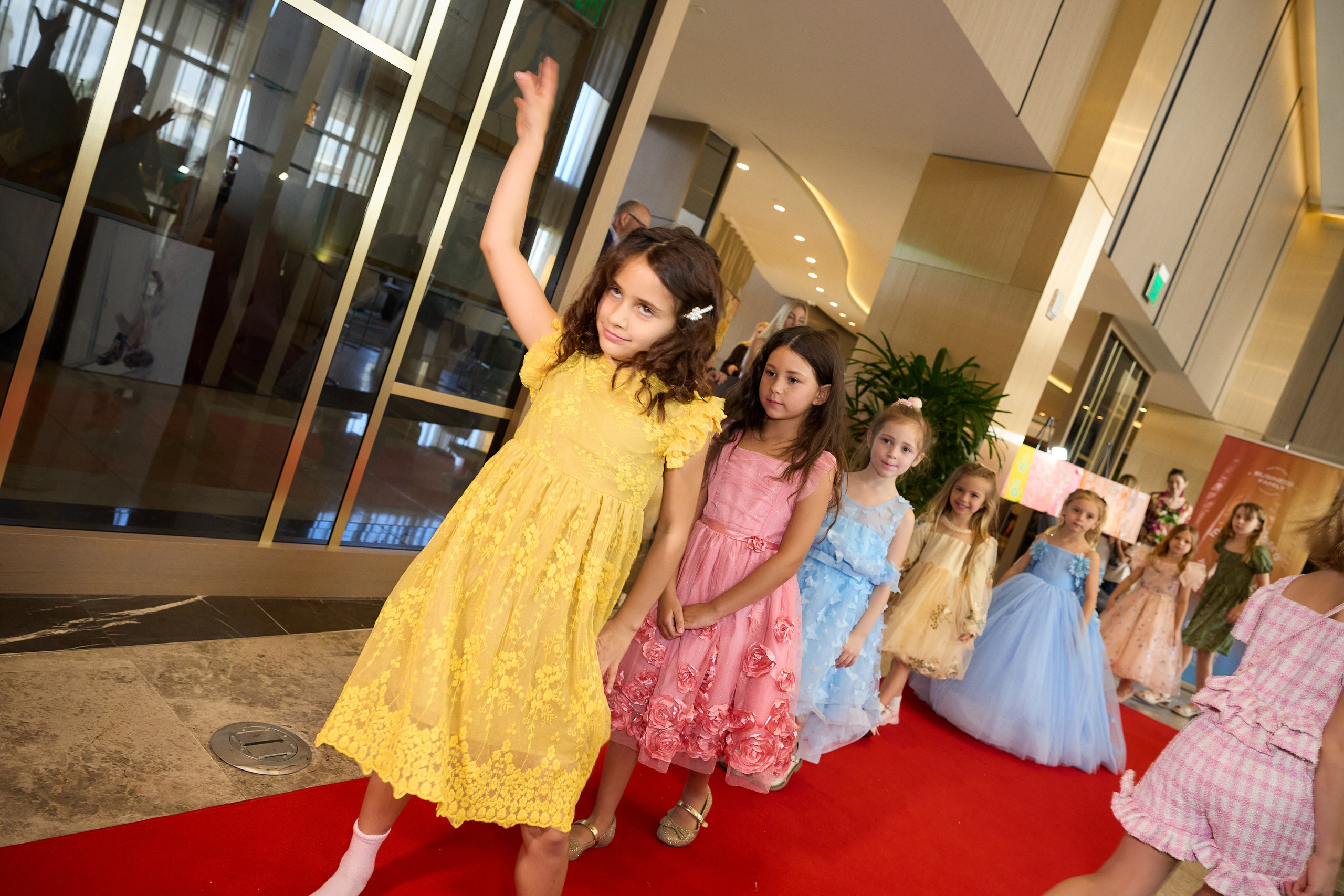 Авторская благотворительная художественная выставка Дианы Бортник. Фотограф Юлия Маковеева