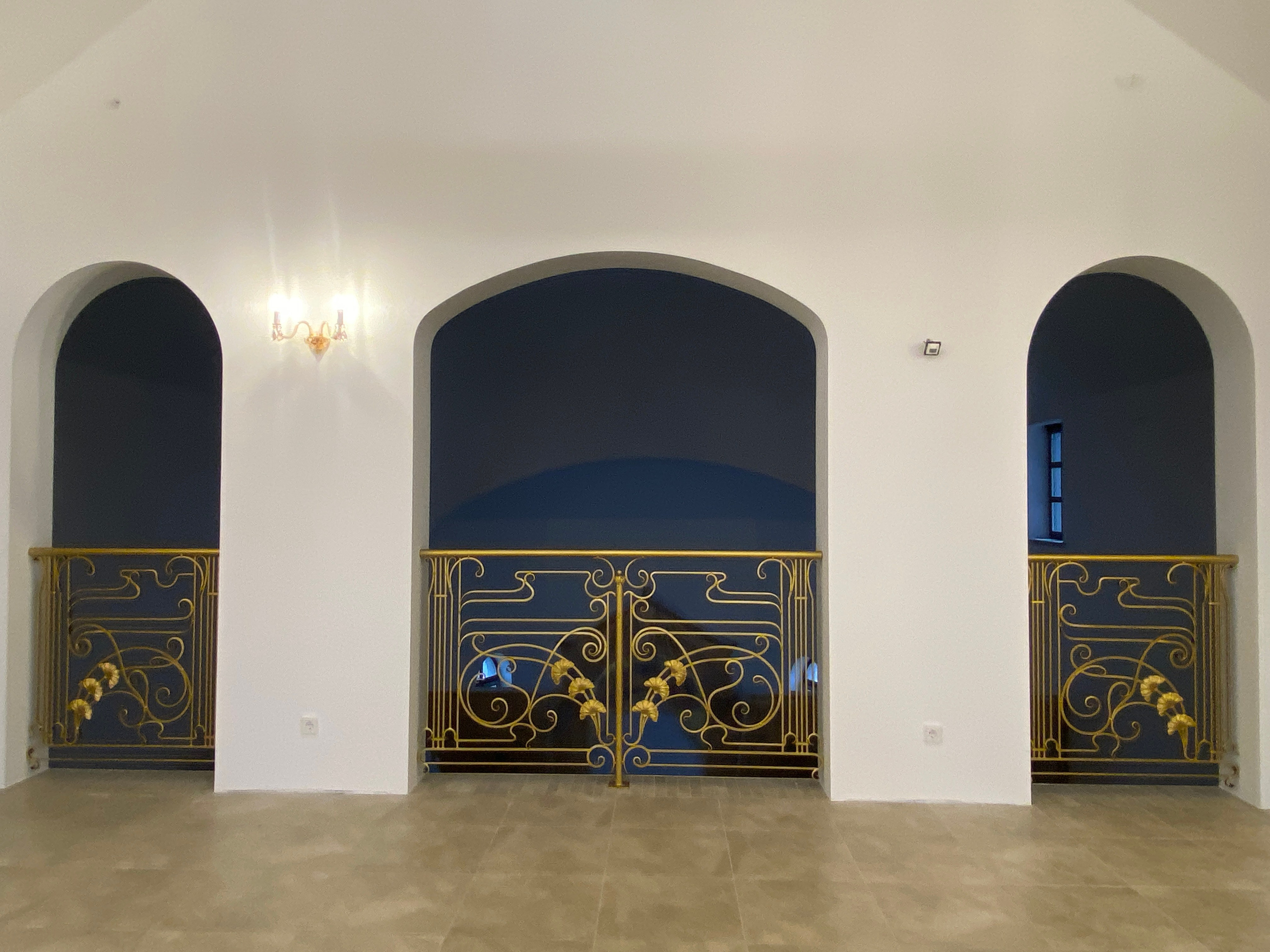 Врата и ограждения в домовом храме в честь Святой Живоначальной Троицы Епархиального дома Слуцко-Солигорской епархии имени Митрополита Филарета (Вахромеева), первого Патриаршего Экзарха всея Беларуси в городе Слуцк Минской области Беларуси. 2023. Сталь, худож. ковка, лазерная резка, сварка.