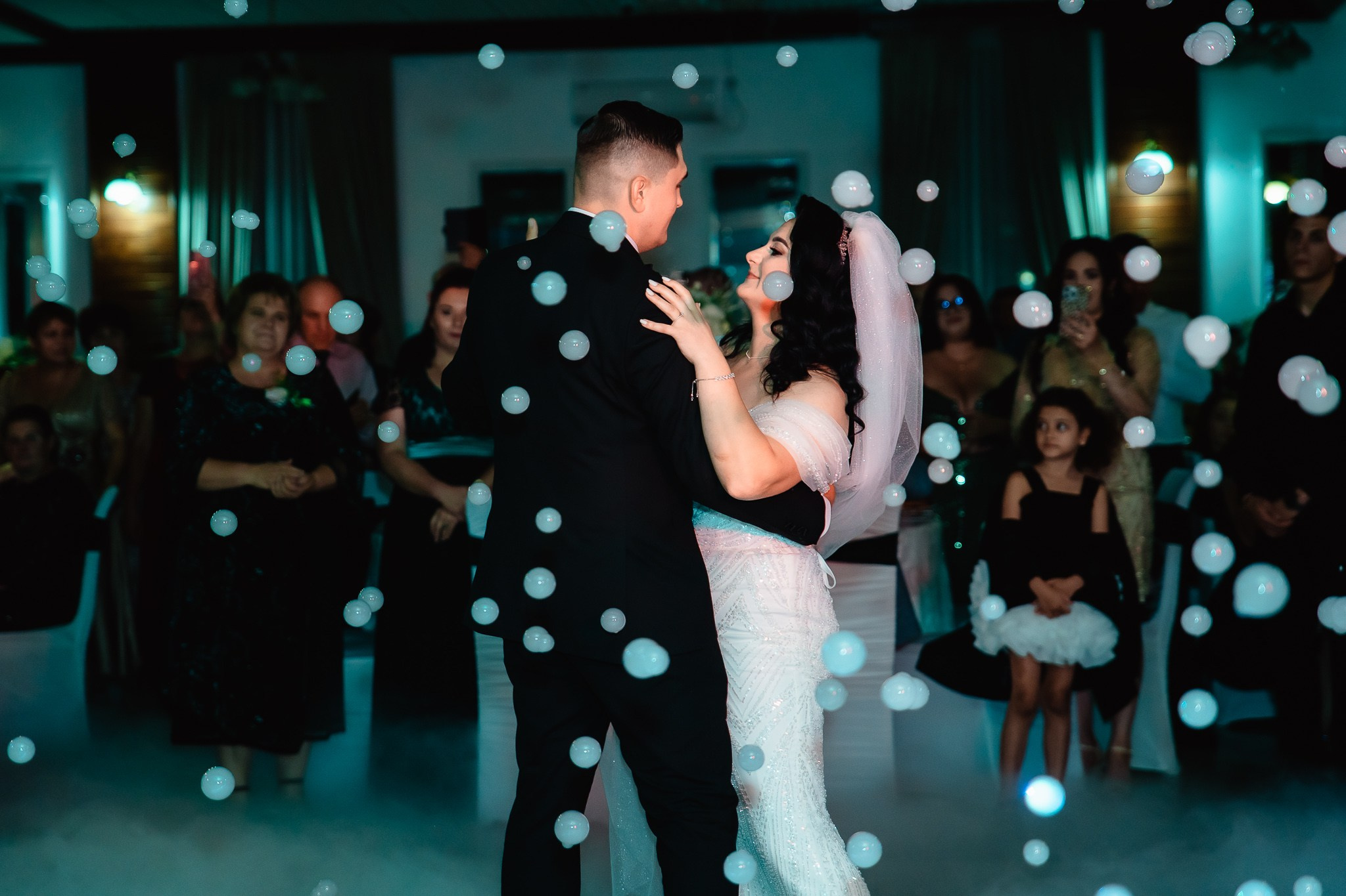 Miri dansând la vals în sala de eveniment