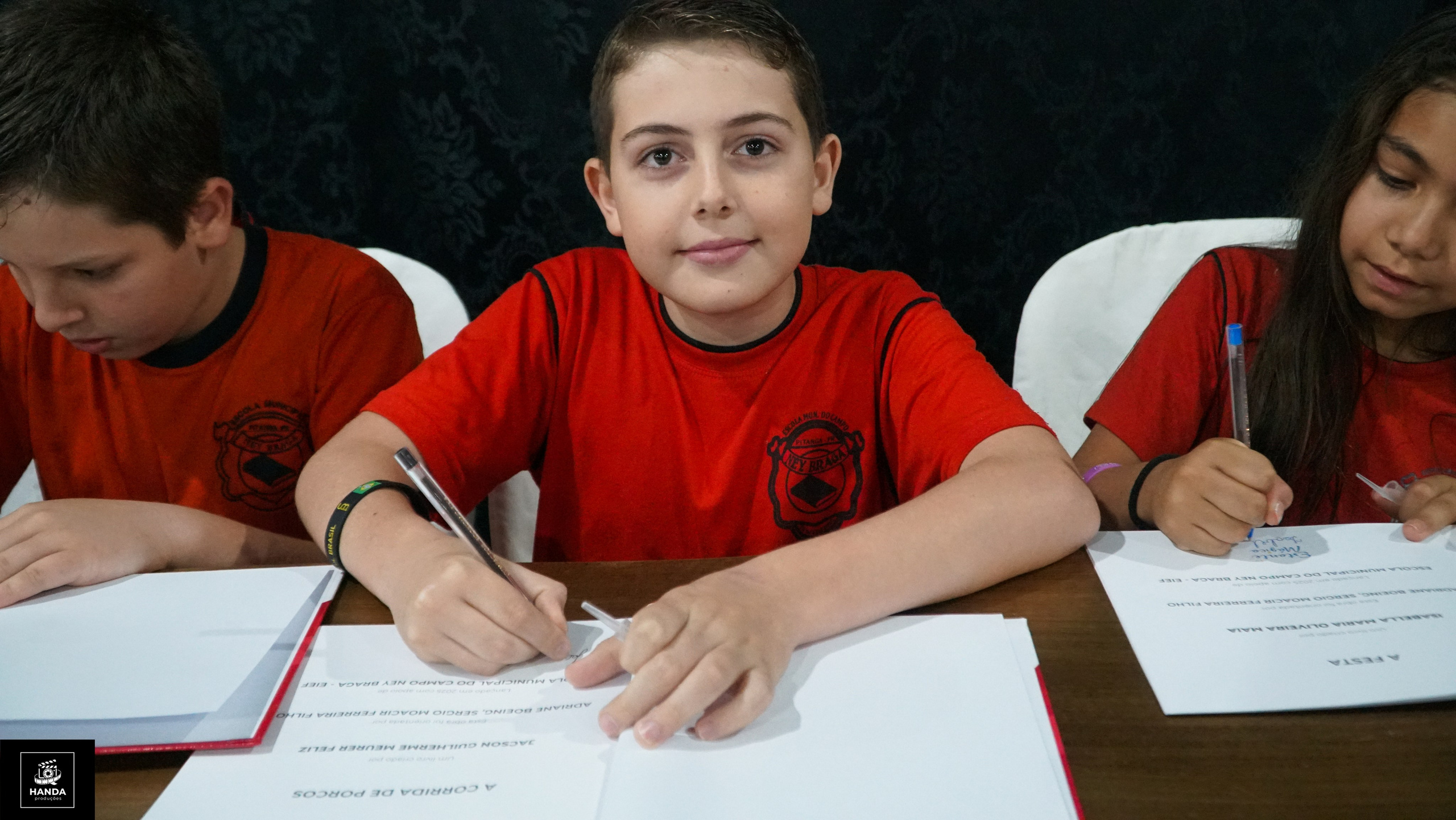 Noite autógrafos colégio Aurélio Buarque de Holanda. Handa Produções