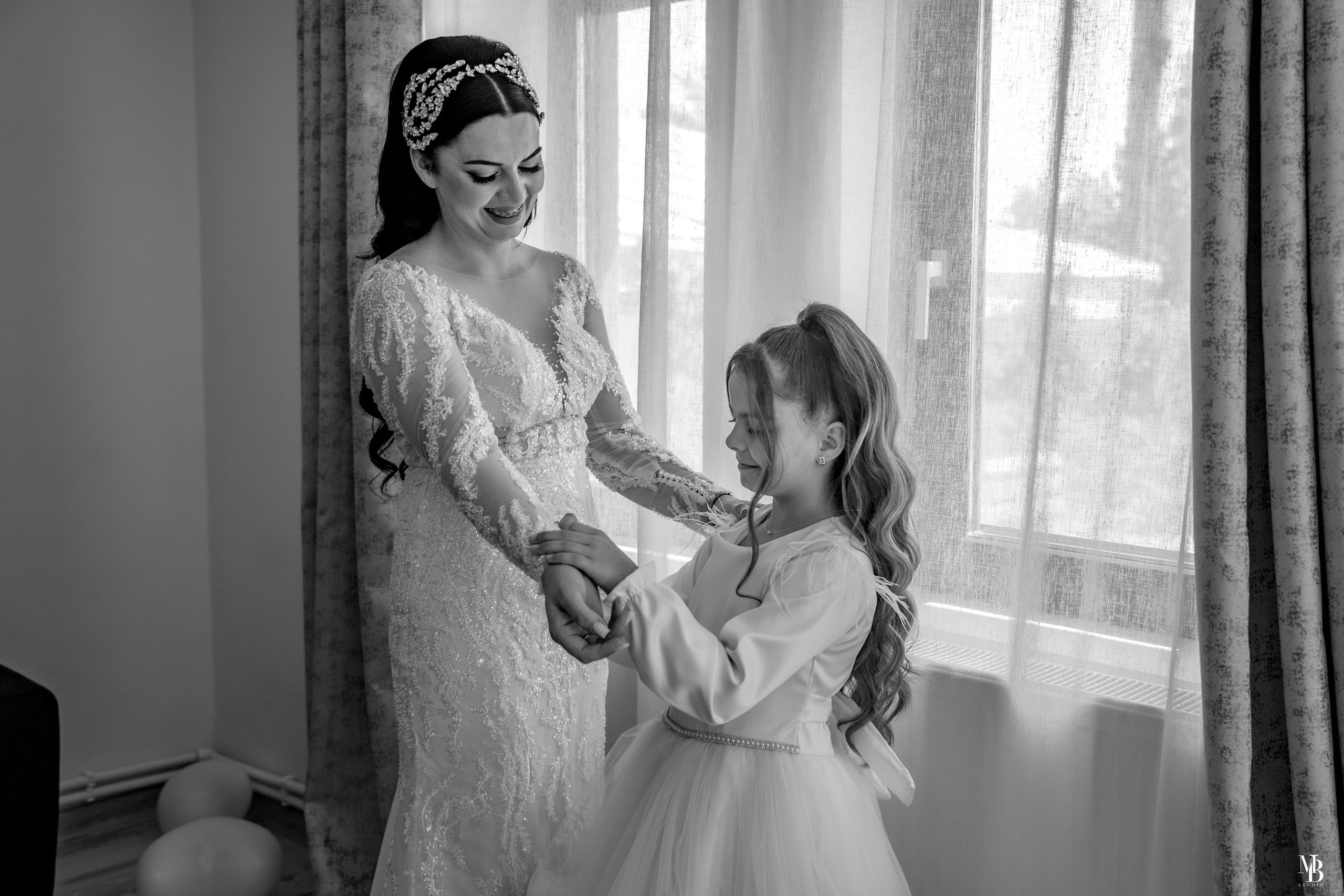 Cristina și Angelica. MBT STUDIO