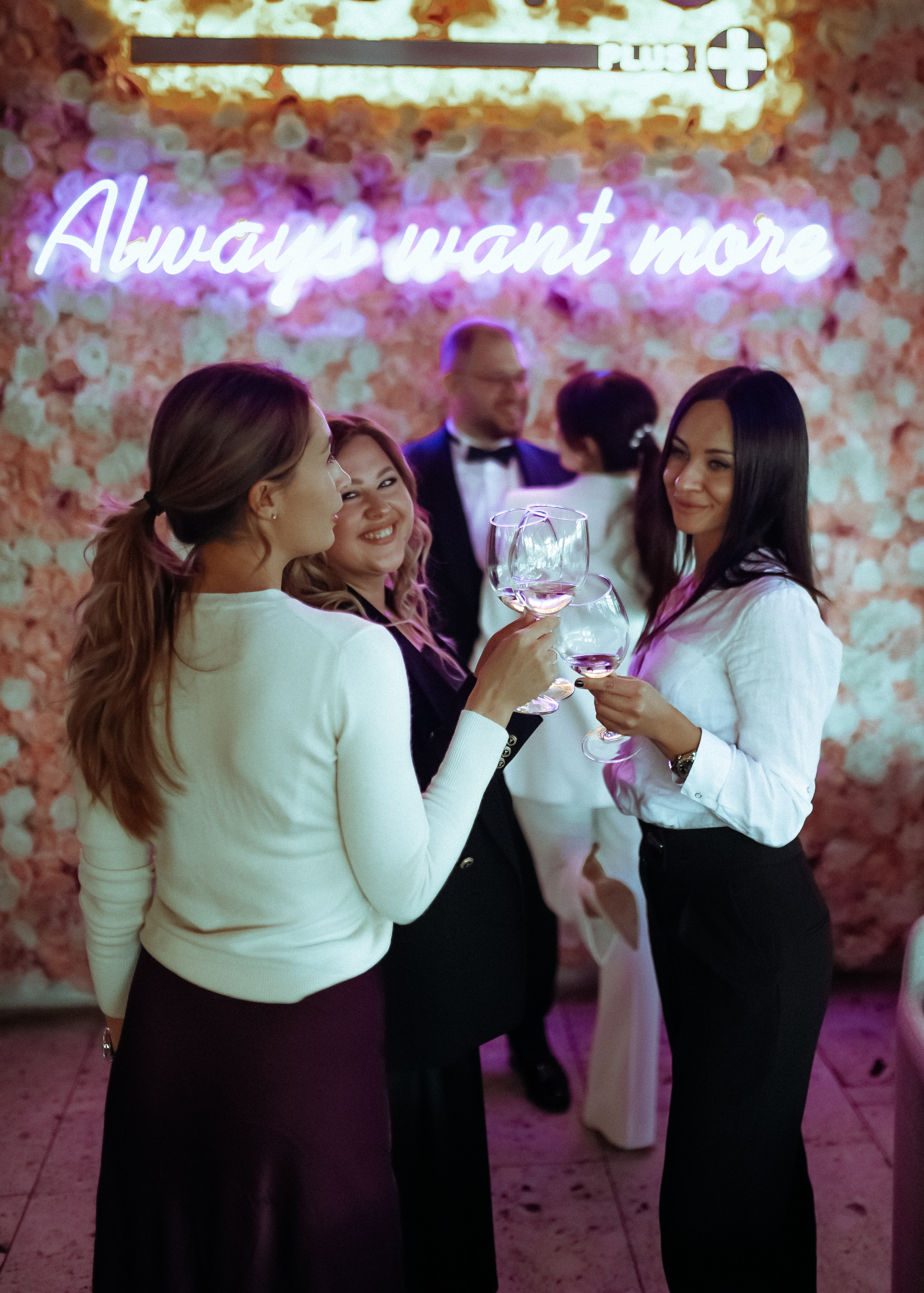 Свадьба в Анталии — это море, свет, любовь и свобода. Я свадебный фотограф в Анталии, снимаю живые свадебные истории, полные эмоций, нежности и движения. Фотосессии на побережье, в отелях и красивых локациях Турции для пар, которые хотят сохранить настоящие чувства.