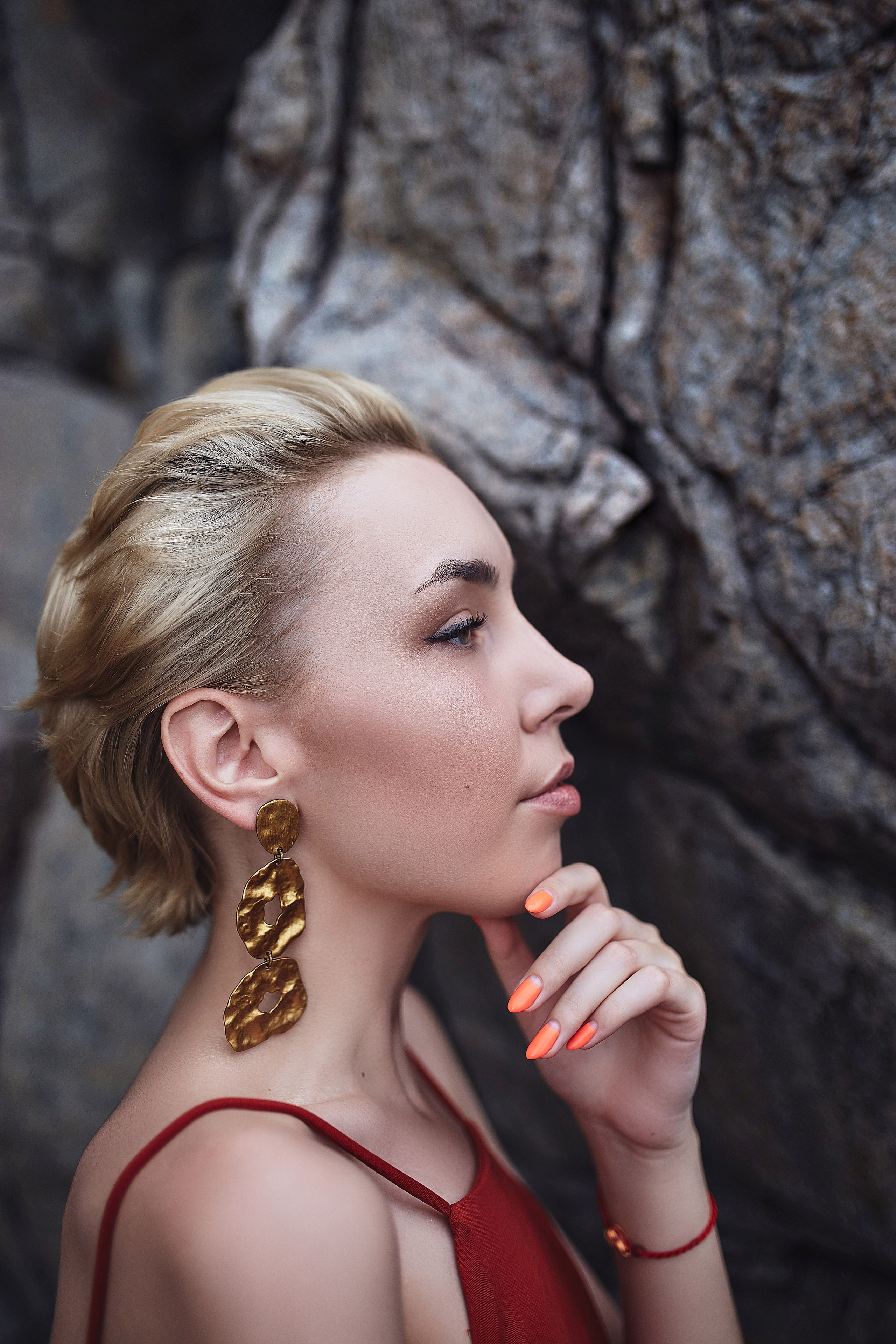 Девушка с золотыми сережками и красным платьем