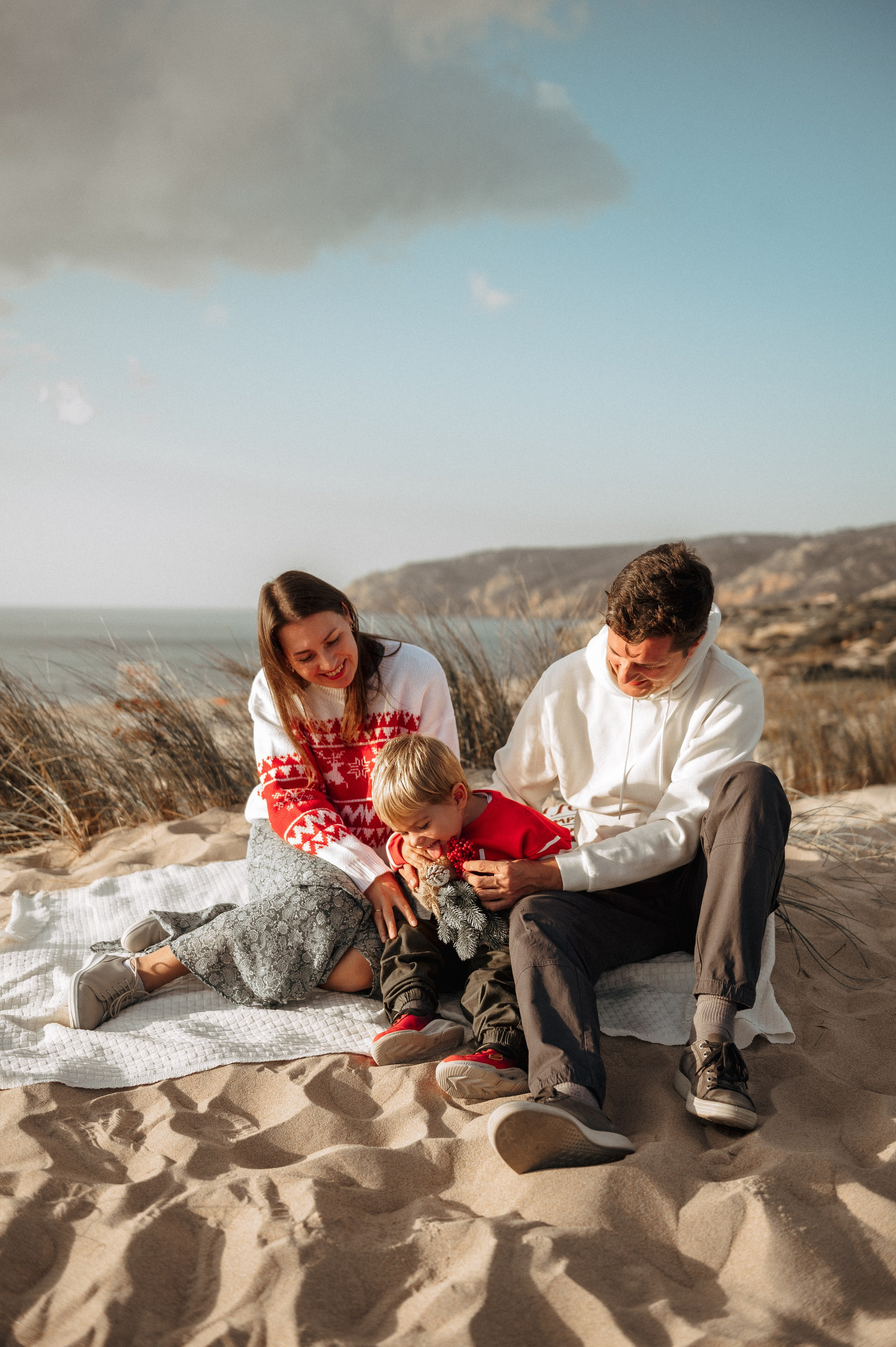 Family Christmas photoshoot on the beach in Portugal. Ваш фотограф в Лиссабоне — Анна Белова