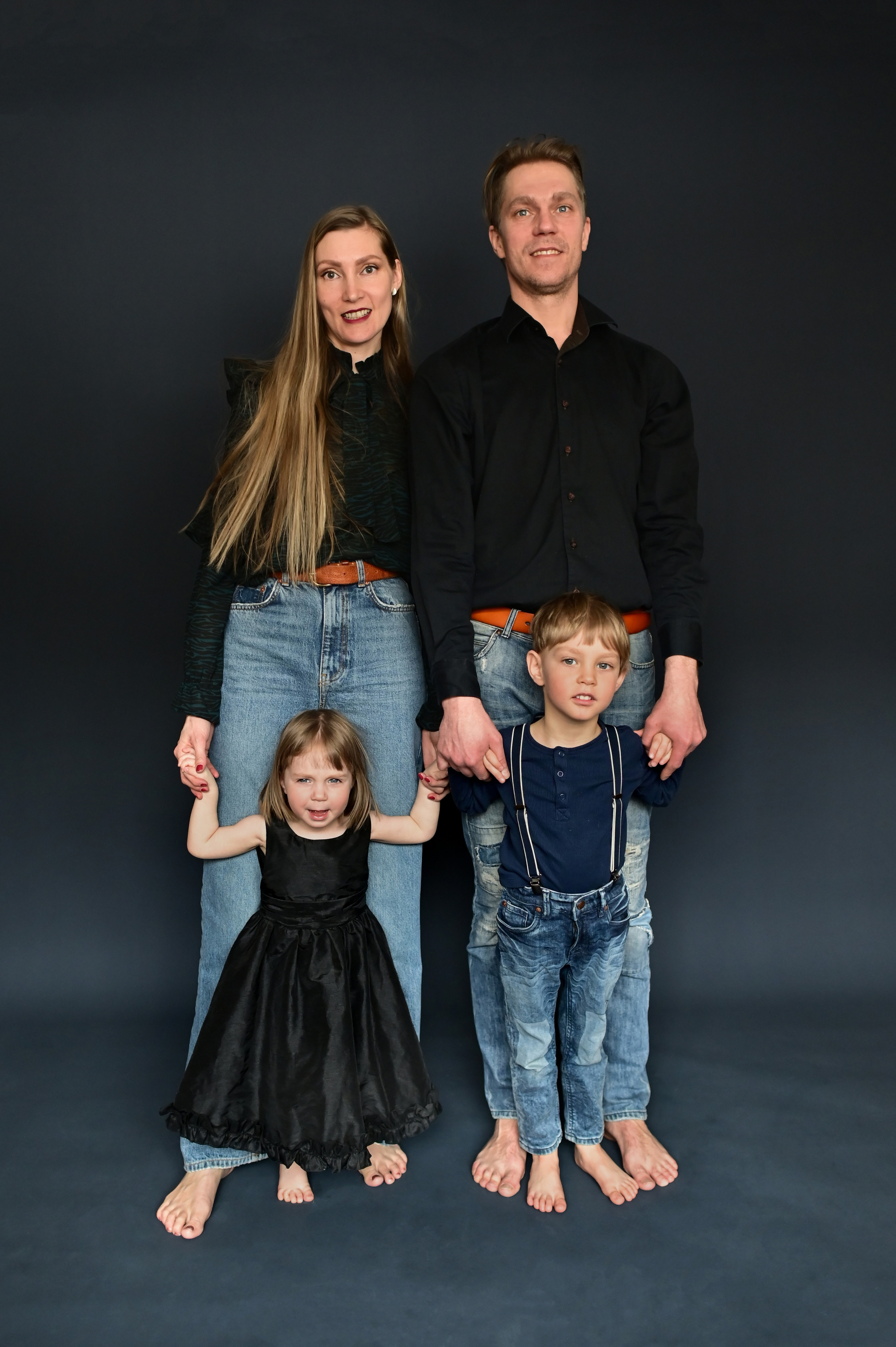 Семейная съёмка. Домашняя фотостудия у фотографа дома. Детский и семейный фотограф в финляндии дина пулкка. контент фотограф