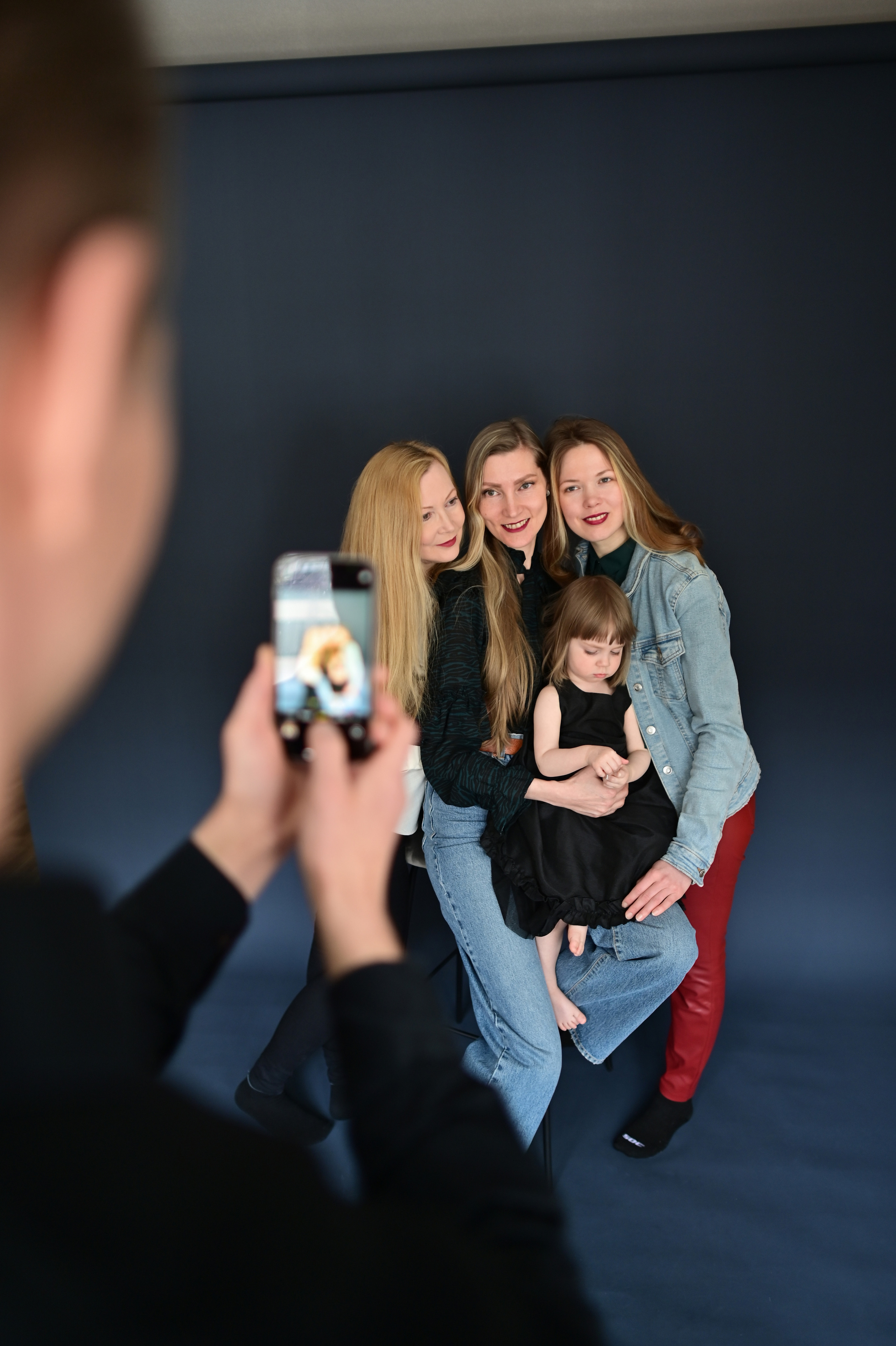 Семейная съёмка. Домашняя фотостудия у фотографа дома. Детский и семейный фотограф в финляндии дина пулкка. контент фотограф