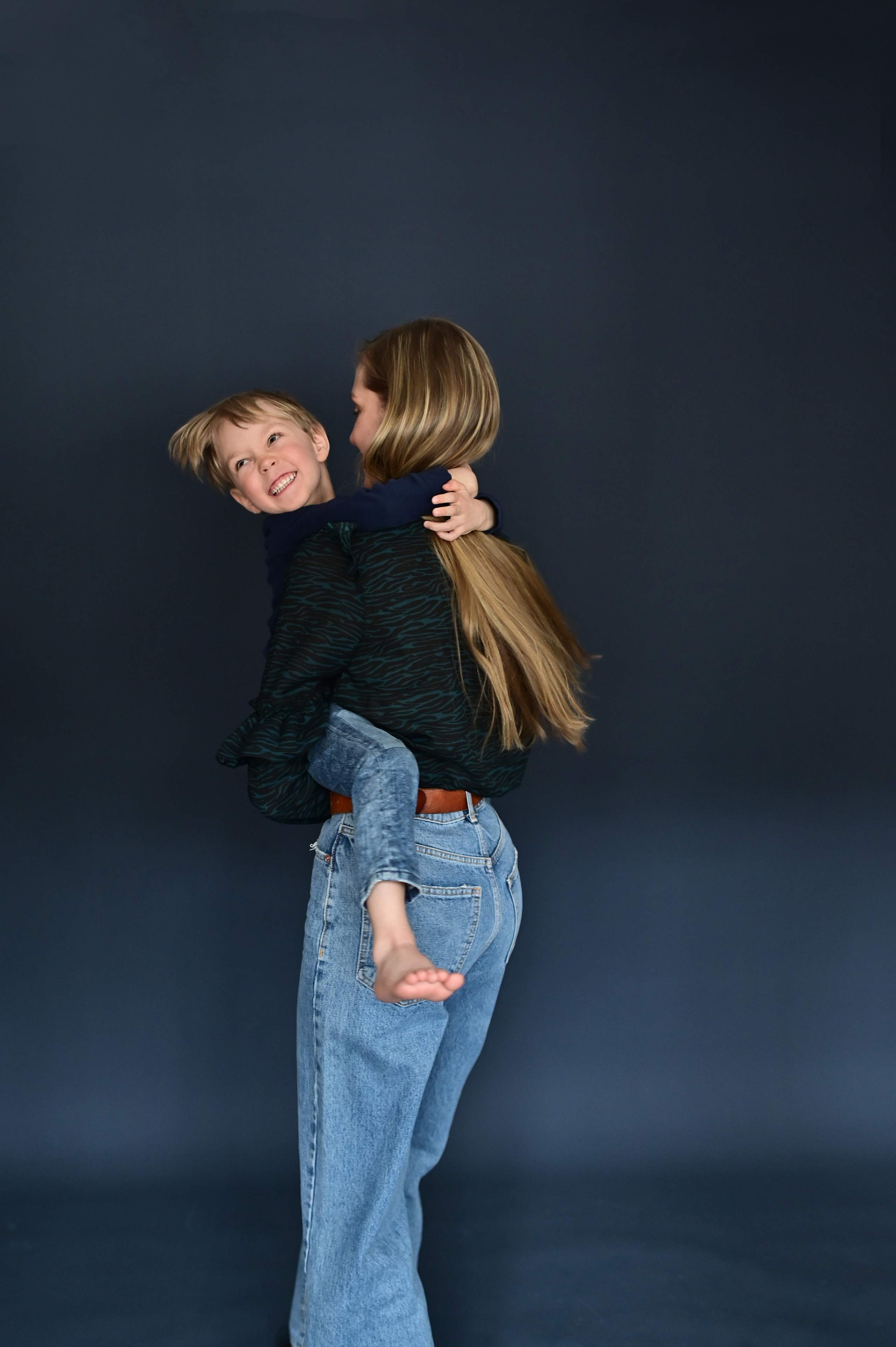 Семейная съёмка. Домашняя фотостудия у фотографа дома. Детский и семейный фотограф в финляндии дина пулкка. контент фотограф