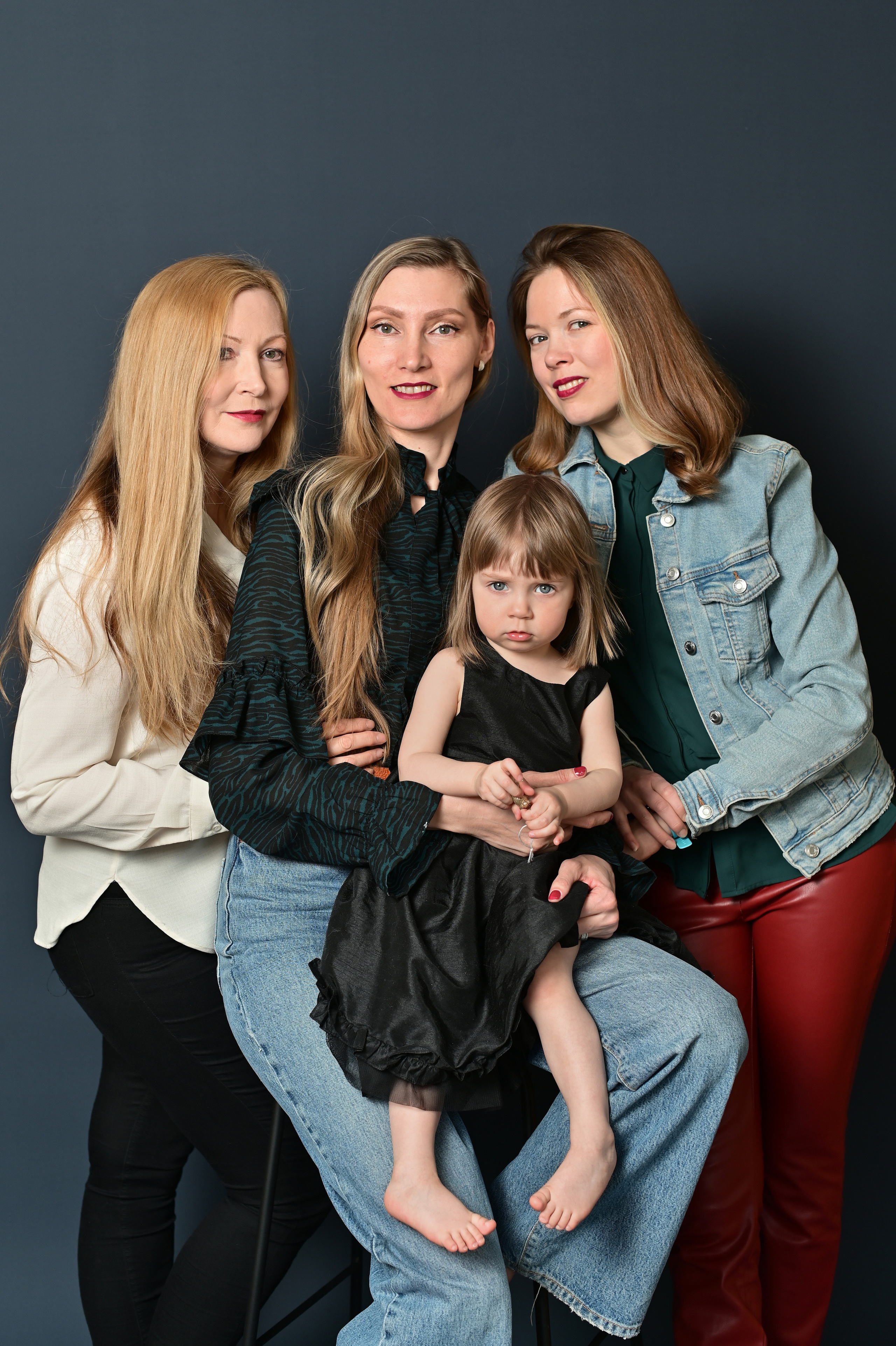 Семейная съёмка. Домашняя фотостудия у фотографа дома. Детский и семейный фотограф в финляндии дина пулкка. контент фотограф