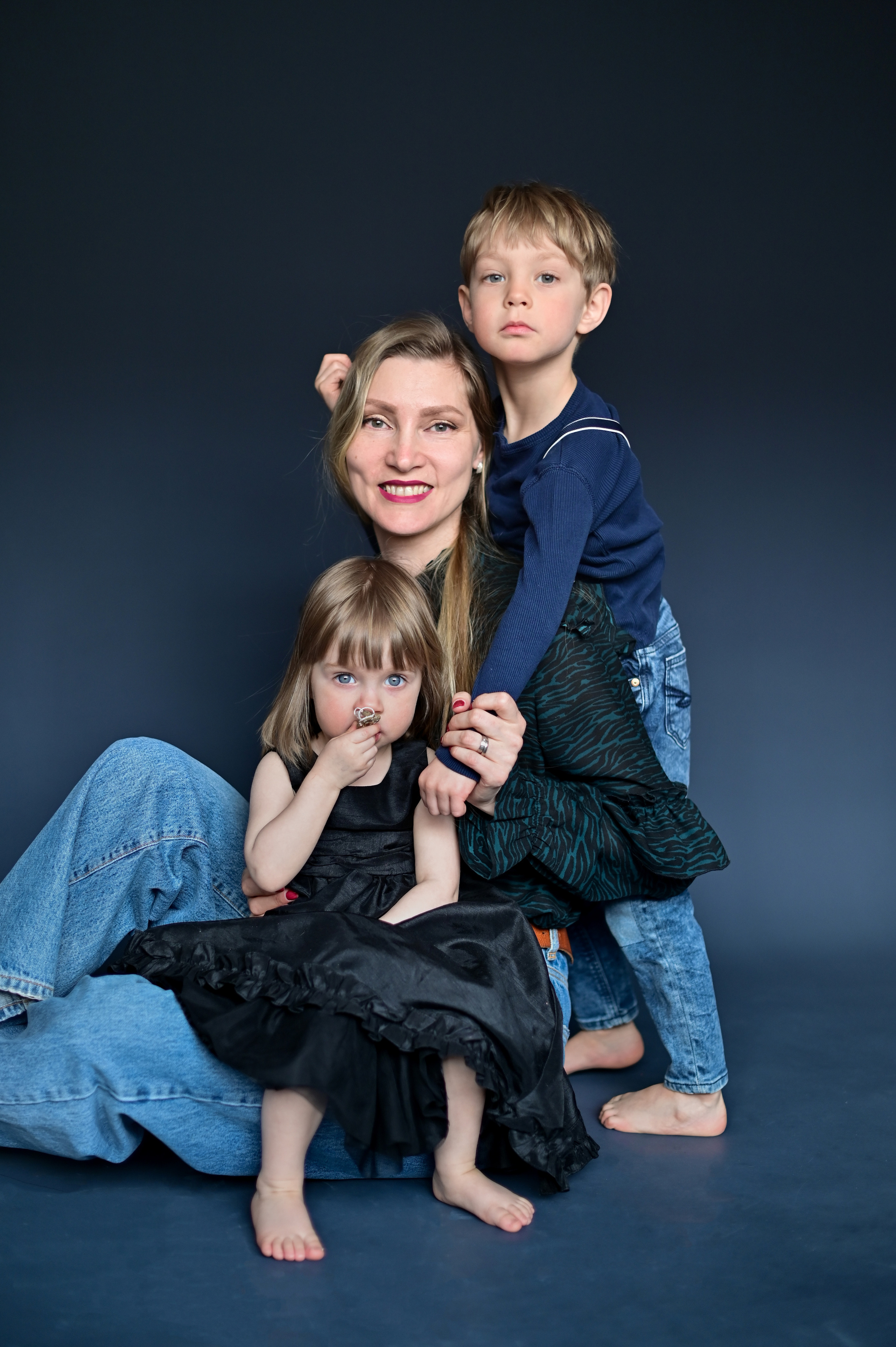 Семейная съёмка. Домашняя фотостудия у фотографа дома. Детский и семейный фотограф в финляндии дина пулкка. контент фотограф