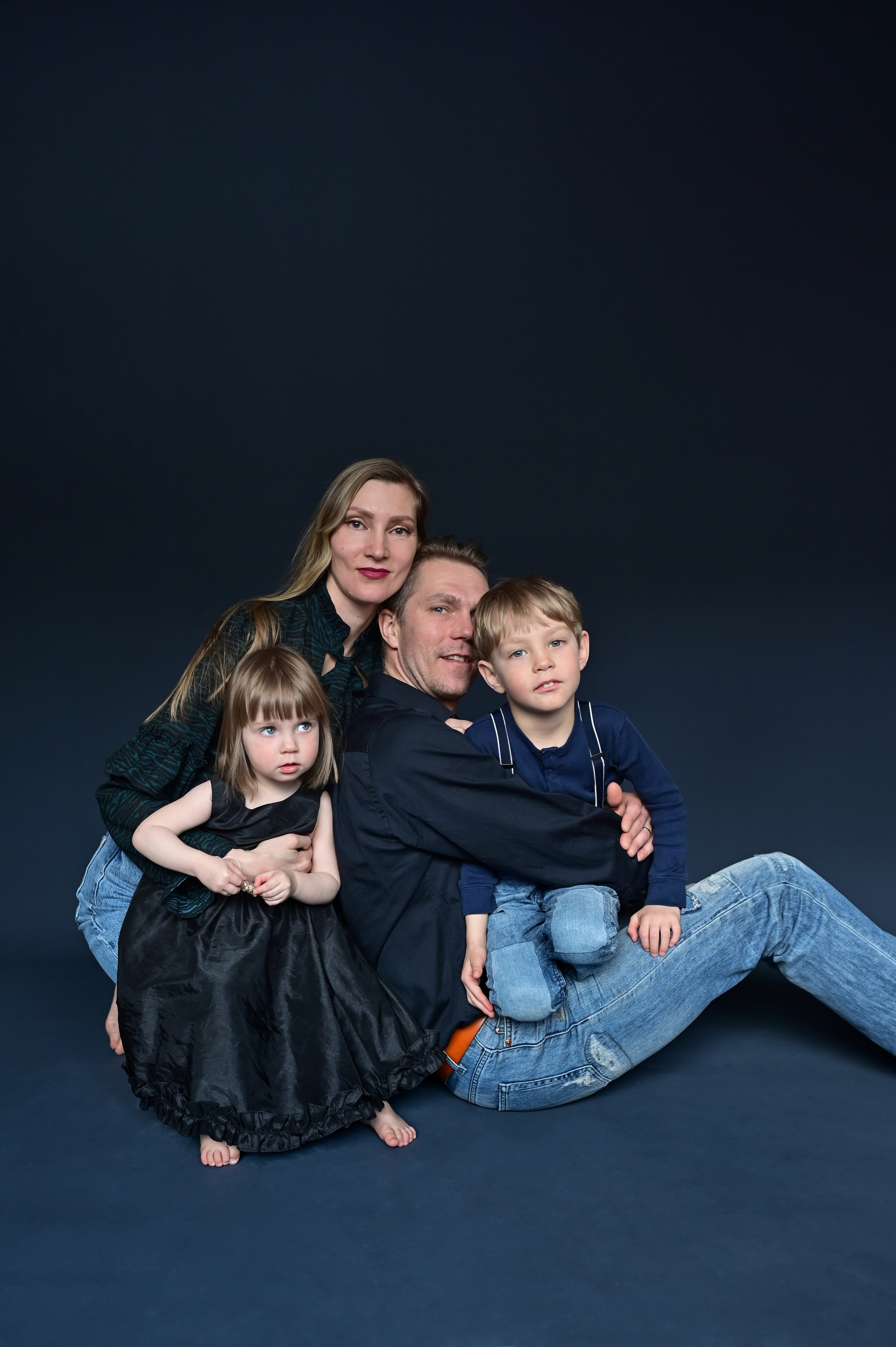 Семейная съёмка. Домашняя фотостудия у фотографа дома. Детский и семейный фотограф в финляндии дина пулкка. контент фотограф