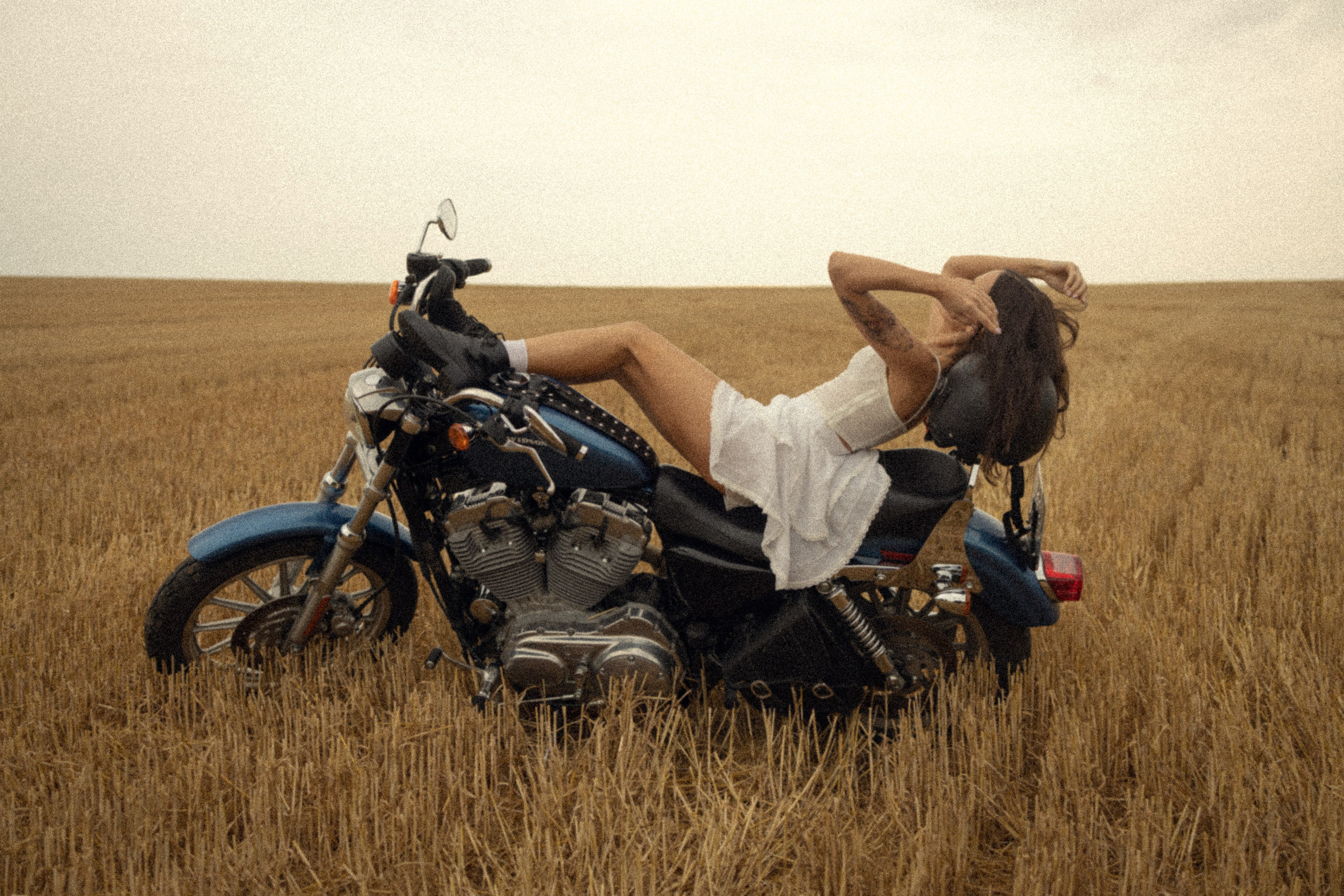 Balade en moto. Histoires d’amour, séances photos de famille et de mariage en France